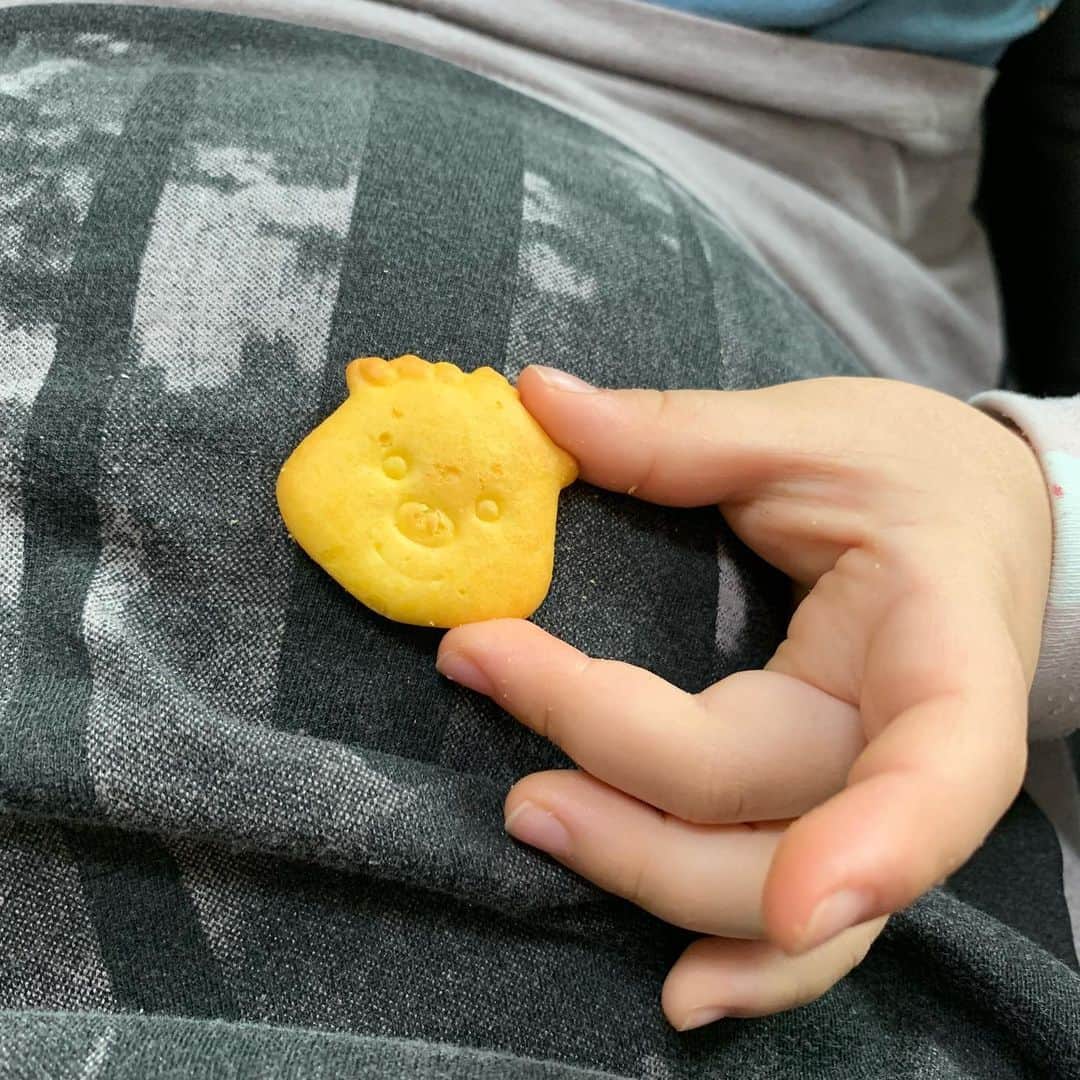 イ・ユンジのインスタグラム：「지난주말 아빠와 마트데이에서 과자를하나소중히 사가지고 온 녀석. 먹을때마다 캐릭터얼굴을 확인해가며 아끼더니. 마지막 두개 남기고 쓱-하고 배위에 하나 얹는다.#엄마얼른먹어#라돌이먹게#꺅」