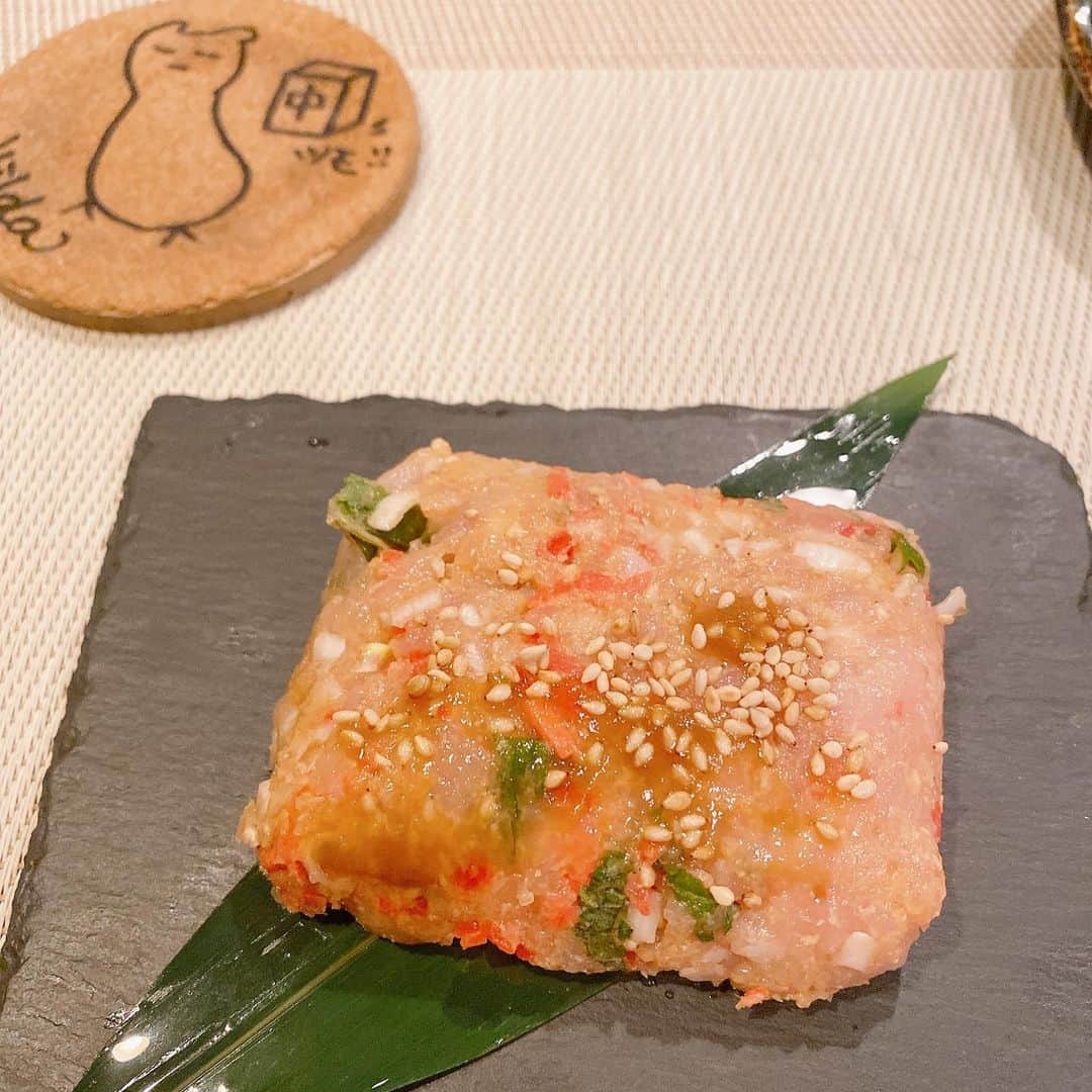 のインスタグラム：「． 新年初まんま☆ ． 仕事終わりで遅かったので「何か食べたいです」としかオーダーしなかったのに、大大大好きな鳥のなめろうを作ってくれた〜😆 ． １人で飲めるお店、ありがたや〜♡ ． 今年も私の心のオアシス✨ ． 2020年もよろしくお願いします(^人^) ． #まんまグラム  #鳥のなめろう  #紅生姜  #マイコースター」