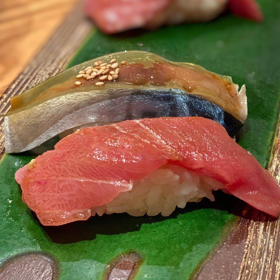 Ayuminさんのインスタグラム写真 - (AyuminInstagram)「🍣柳橋　きたろう🍣 新鮮魚貝をリーズナブルに堪能できる 江戸前寿司専門店『柳橋きたろう』さんでディナー🤩 かわはぎのお造り贅沢！叩いた肝とお醤油を つけて食べるのが衝撃的に美味しくて感動😭💓 . 普段お寿司で海老を頼むことほぼないけど 海老の概念が変わるとの事で、 ボタン海老と車海老(ボイル)🦐ぷりっぷり😭💓 . . ☑️ウニ、中トロ、サバ、穴子、ボタン海老、スズキ、マグロ、アジ、車海老、サーモン ☑️たらの白子 ☑️かわはぎ1匹　お造り . ディナーなのにリーズナブルで美味しい お寿司堪能🍣オープンから混み合うのも納得🥺 ウニ美味しすぎて締めにもリピート😎← . スタバクイーン👸🏼メインアカウント ➡︎ @ayumin0220stb . #柳橋きたろう#きたろう#柳橋#柳橋グルメ#柳橋ランチ#柳橋ディナー#名古屋お寿司#江戸前寿司 #名駅グルメ#名駅ディナー#名駅ランチ #名古屋#名古屋ランチ#名古屋グルメ#名古屋カフェ#名古屋ケーキ #インスタグルメアワード2020#あいなご#ナゴレコ#グルメライター」1月13日 10時46分 - ayumin0220