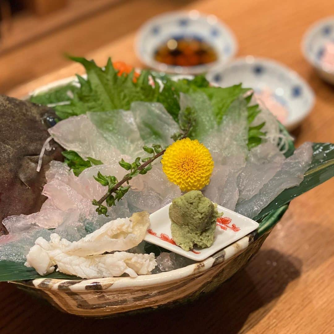 Ayuminさんのインスタグラム写真 - (AyuminInstagram)「🍣柳橋　きたろう🍣 新鮮魚貝をリーズナブルに堪能できる 江戸前寿司専門店『柳橋きたろう』さんでディナー🤩 かわはぎのお造り贅沢！叩いた肝とお醤油を つけて食べるのが衝撃的に美味しくて感動😭💓 . 普段お寿司で海老を頼むことほぼないけど 海老の概念が変わるとの事で、 ボタン海老と車海老(ボイル)🦐ぷりっぷり😭💓 . . ☑️ウニ、中トロ、サバ、穴子、ボタン海老、スズキ、マグロ、アジ、車海老、サーモン ☑️たらの白子 ☑️かわはぎ1匹　お造り . ディナーなのにリーズナブルで美味しい お寿司堪能🍣オープンから混み合うのも納得🥺 ウニ美味しすぎて締めにもリピート😎← . スタバクイーン👸🏼メインアカウント ➡︎ @ayumin0220stb . #柳橋きたろう#きたろう#柳橋#柳橋グルメ#柳橋ランチ#柳橋ディナー#名古屋お寿司#江戸前寿司 #名駅グルメ#名駅ディナー#名駅ランチ #名古屋#名古屋ランチ#名古屋グルメ#名古屋カフェ#名古屋ケーキ #インスタグルメアワード2020#あいなご#ナゴレコ#グルメライター」1月13日 10時46分 - ayumin0220