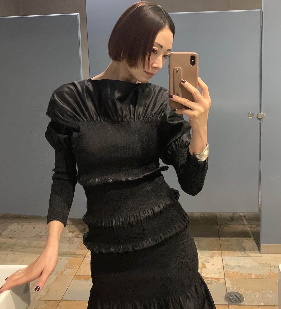 のインスタグラム：「Dress @toteme いつもはゆったりした服が好きだけど たまにはラインが出るものをと思って買った @toteme のドレス、お気に入り。」