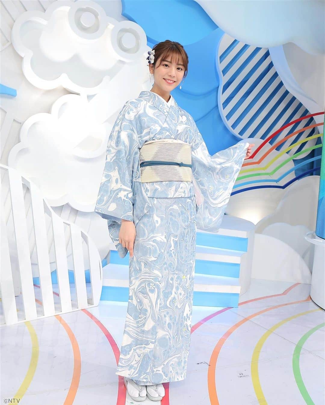 ZIP!さんのインスタグラム写真 - (ZIP!Instagram)「😻マーガレットの花がかわいい💕木村カエラさんが染めた着物👘✨ 🐈👀生地にはネコちゃんも隠れてましたよ〜💘 . #木村カエラのアイマイミーmotto #墨流し染 #マーガレット #貴島明日香 #ZIP!」1月13日 10時43分 - ntvzip