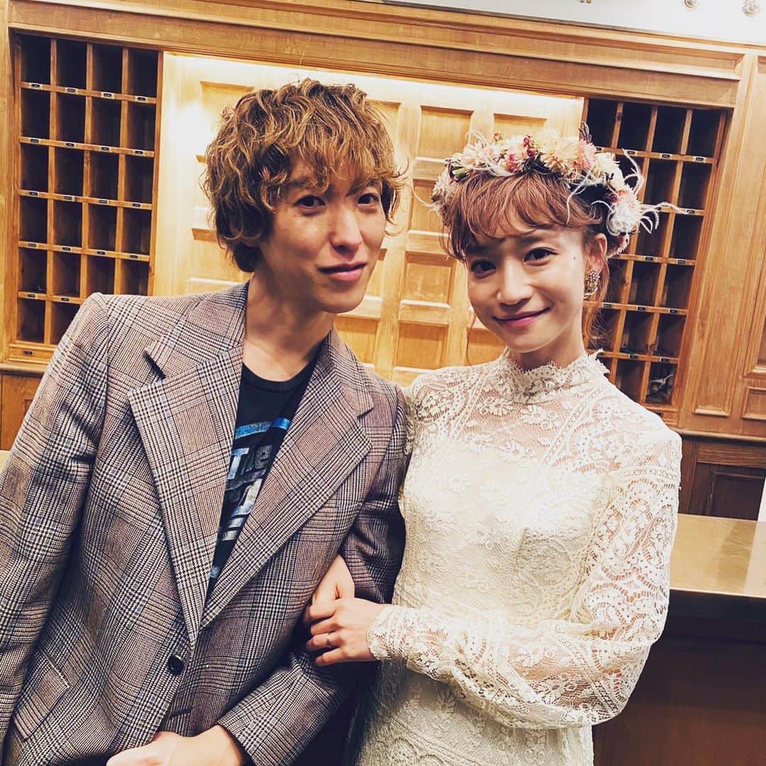 武井優心のインスタグラム：「二次会はHOTEL EMANONという素敵な場所で。こちらもまた大好きな人しかいない空間。沢山の友達に会えました。あっという間に駆け抜けてしまい写真が全然ないのが寂しい😭  天竺鼠の川原さんは10年前に知ってからずっと大ファンの方！面白いを超えてアートを感じる芸人さん。  歌を歌ってくれたのは躍ってばかりの国の下津光史くん！どこまでも届きそうな歌声に誰もが酔いしれた。こんなに愛の塊みたいな人間はいないと思う。嬉しかったなぁ。やばいよなぁ。  まだまだ感動から醒めないのだ。」