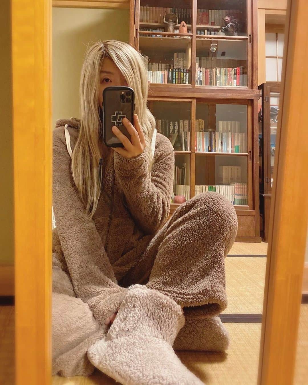 喜国雅彦＆国樹由香さんのインスタグラム写真 - (喜国雅彦＆国樹由香Instagram)「ぬくぬくパジャマを買ってみたら本当にぬくぬくで嬉しい。更にぬくぬくルームブーツを追加し防寒は完璧に。このまま暮らしたいほどだけど、着替えなきゃ（由）  #pajamas #roomwear #roomboots #winter #tokyo #japan #肌ざわりもよい #寒がりの柑奈ちゃん #パジャマにすり寄ってきました」1月13日 10時51分 - kunikikuni