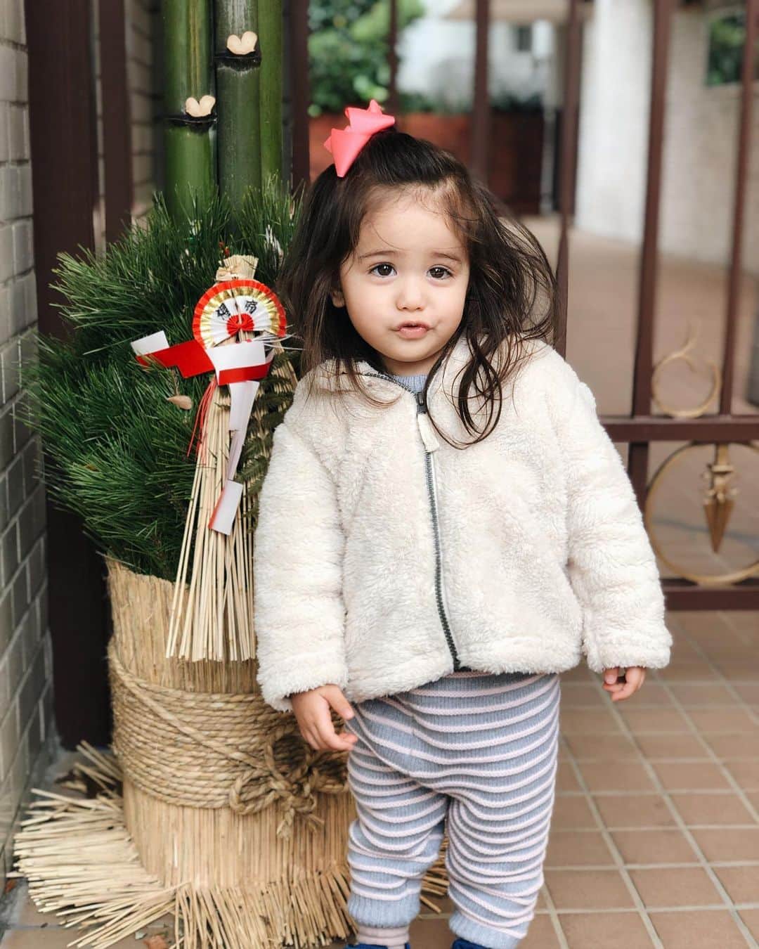 のインスタグラム：「She loves Japanese traditional New Year's decorative pine branches🎍 . . . なぜか門松好き😂♡ ご近所の門松をみつけては隣でポーズ . この口よ🤣 . . . #令和2年 #正月 #門松 #hellotokyo #lovetokyo #naoliving_tokyo  #東京の暮らし #miababyliving  #1yearold #22monthsold #1歳10ヶ月 #たれ目 #たれ眉」