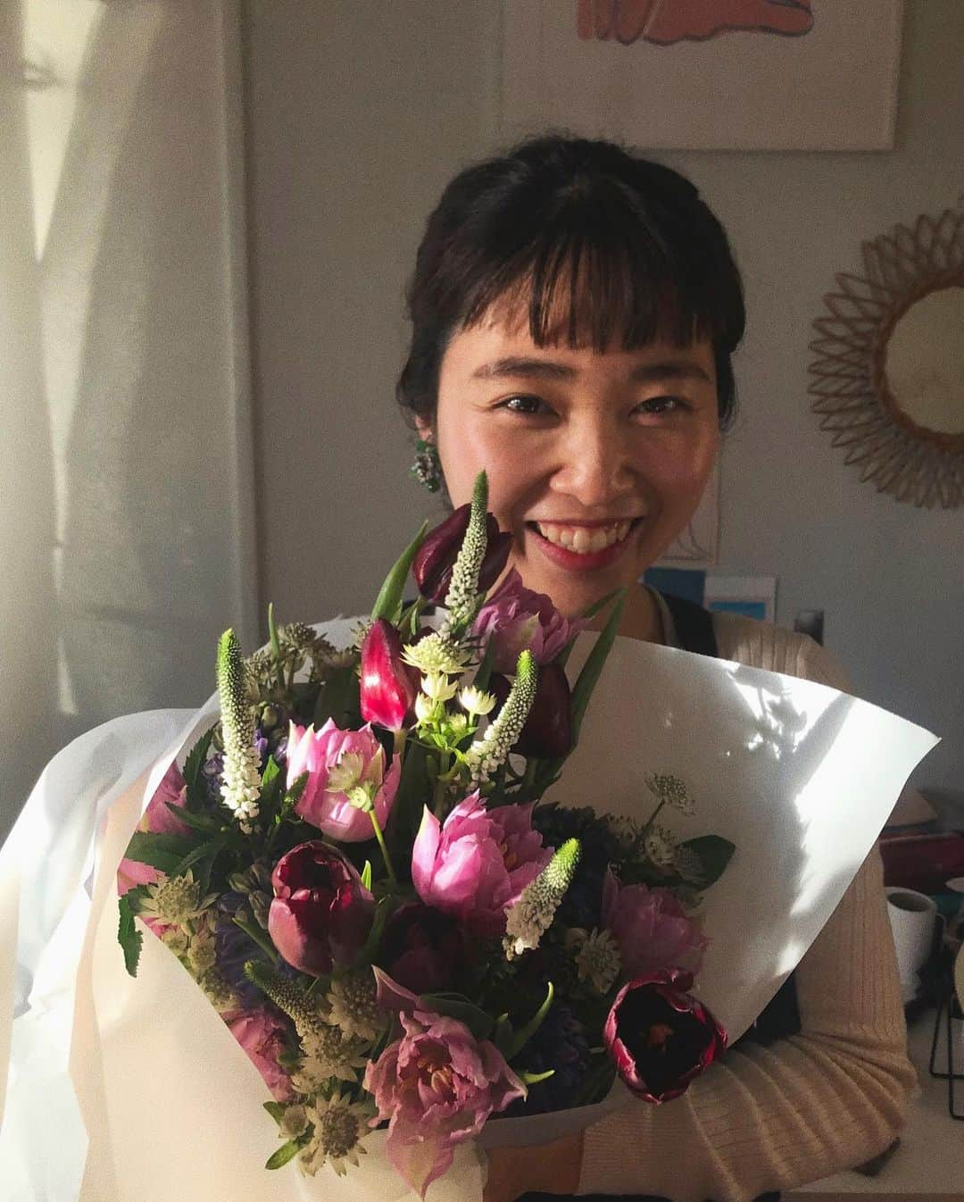 芽朗さんのインスタグラム写真 - (芽朗Instagram)「To my precious friend💐💐. ロンドンで気になっていたスタンドのお花屋さんにて。 私の拙い英語に丁寧に寄りそいながら作ってくれた花束がとっても可愛いかった。(あまりの手際の良さに魅入ってしまった！🥺). 弾丸で向かったロンドンはほなみちゃんのおかげで最高な時間だった🏇本当に有難う。 またゆっくり会いに行くねっ💃. #mellowfukushimatrip #flowers #bouquet#dsfloral #design」1月13日 10時52分 - mellowfukushima