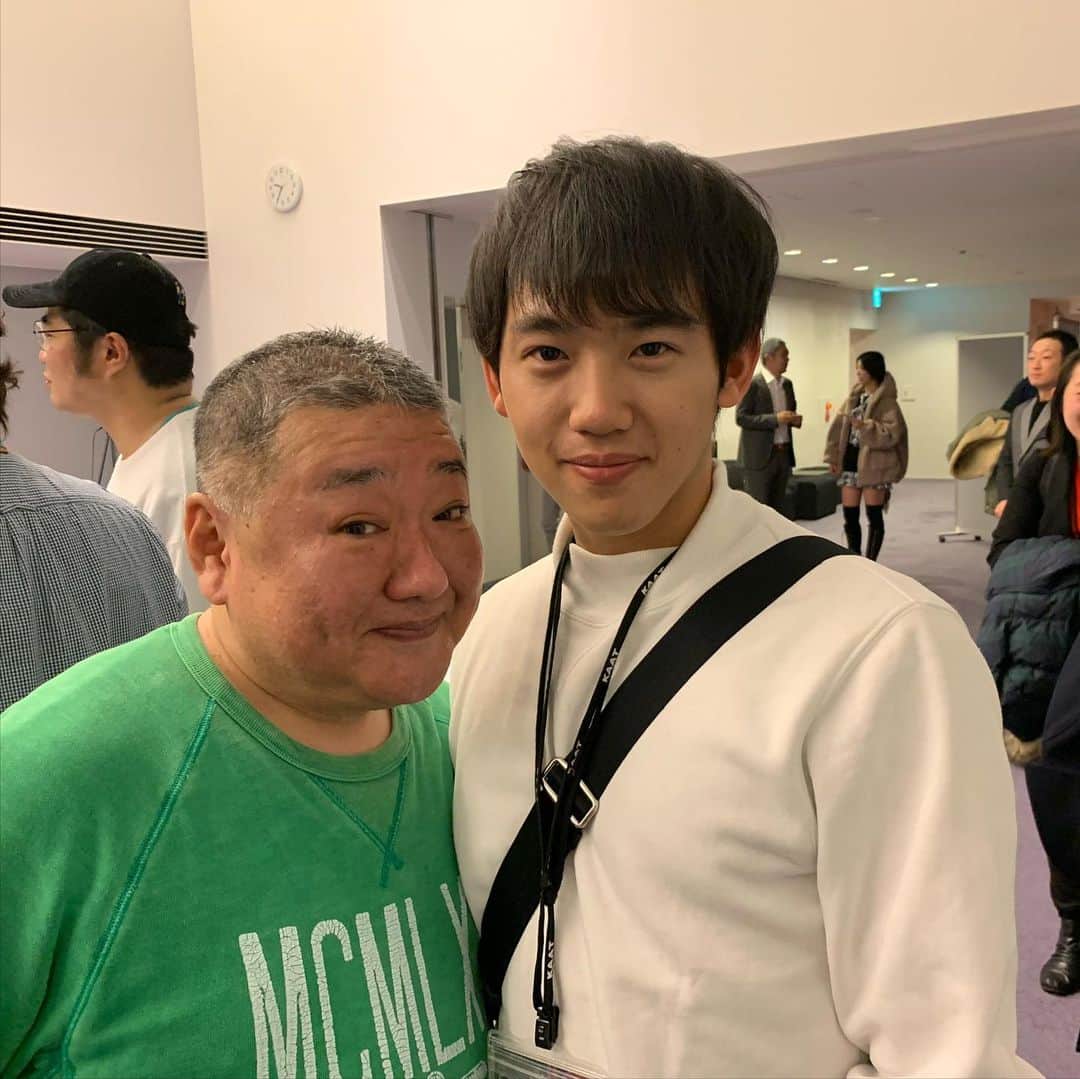 のインスタグラム：「#アルトゥロ・ウイの興隆 初日乾杯にて深沢敦さんと ・ KAAT芸術劇場にて勉強させていただいてます 発声に立ち回りに 学べることは多いです ・ 見たものを体現できるかどうかのこの先の話に限っては自分の器の大きさの問題 得るものは多く 活かせるものも多く ・ 得ても殺したら意味がない そんな気概です ・ #KAAT芸術劇場 #KAAT #舞台 #アルトゥロウイの興隆 #深沢敦 #stage #役者 #俳優 #actor #初日 #初日乾杯 #キャスト #ポートレート #portrait #芸術 #劇場 #art #theater」