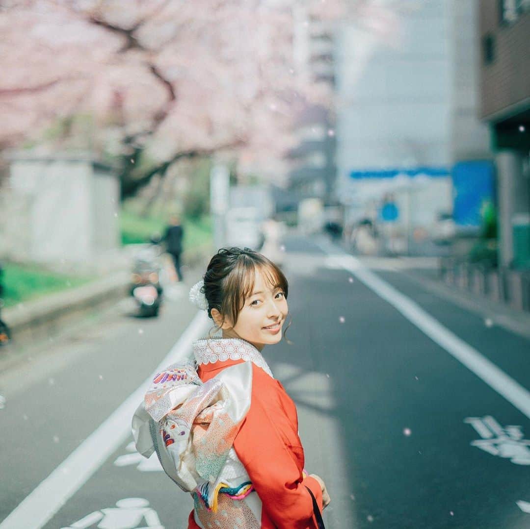 黒口那津のインスタグラム：「成人の日ですね👘 朝から振袖着てる子たちがいて なんだかみててワクワクします💕 天気もいいし1日楽しんでください✨ #あけましておめでとうございます #2020」