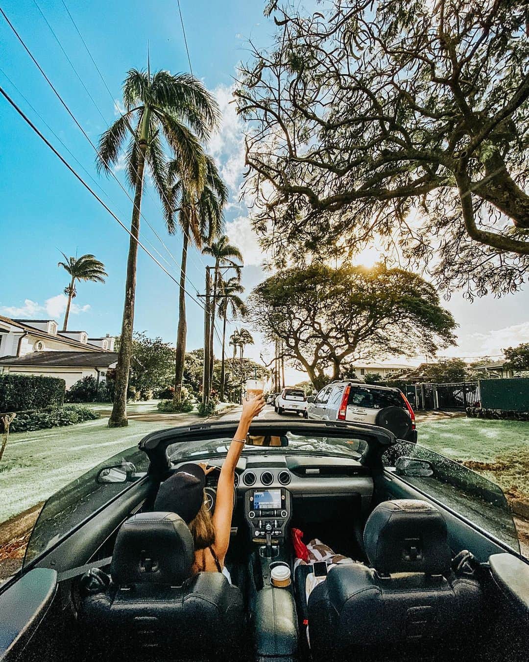 福井仁美さんのインスタグラム写真 - (福井仁美Instagram)「Convertible driving wiz ☕️ 🏎  @ford MUSTANG ─────────────── 雨が降ろうと風が強かろうと 意地でも屋根はあけっぱなし。 ・ #hawaii #drive #starbucks #me #ford #mustang #ドライブ #オープンカー好きな人と繋がりたい」1月13日 11時13分 - hitton28