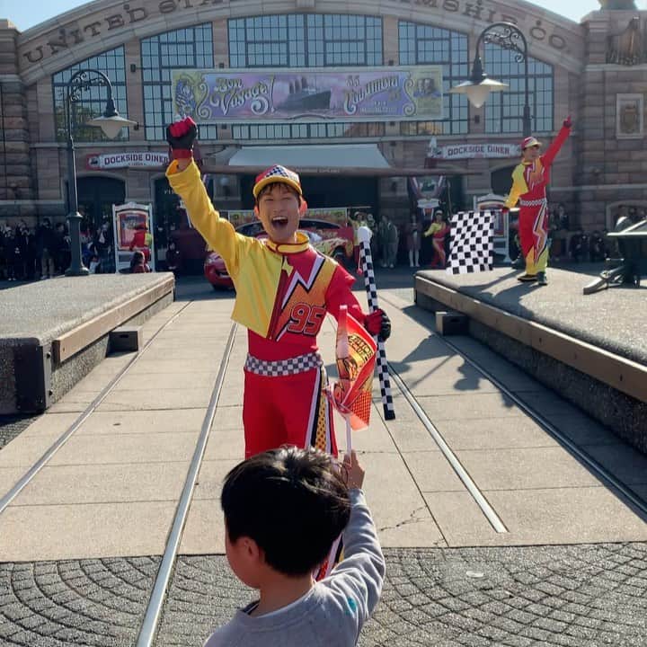 石塚つきみのインスタグラム：「まじvictory😂😂🏆 最後の方前に全然人いなくてちょっと恥ずかしかったけど楽しかった🥳✨ お友達のみなさん！一緒にヴィクトリーラップしましょ🚗 ＊ ＊ #ライトニングマックィーンヴィクトリーラップ #ディズニー写真部 #ディズニーカメラ隊 #tokyodisneysea #ディズニーダンサー」