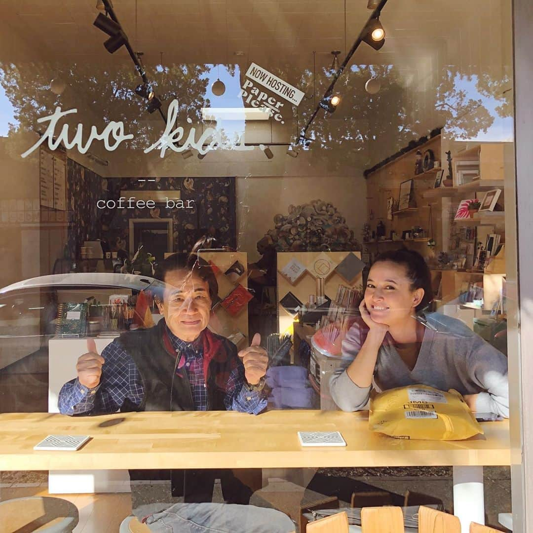 フリーディアさんのインスタグラム写真 - (フリーディアInstagram)「My dad and I having a chat @paperpleaseshop It’s rare that I get to see him and talk to him one on one like this so I treasure that moment we had this day. Photo by @seekim_ as she’s leaving ❤️ #dad #father #mydad #scientist #family  お父さんと私は@paperpleaseshopでチャットしているとこ。お父さんとこのような会話をすることはめったにないから本当に大事な時間だった。  @seekim_による写真、彼女が去るときにパシャ❤️ #おとうさん #おとうさんといっしょ」1月13日 11時18分 - friediamn