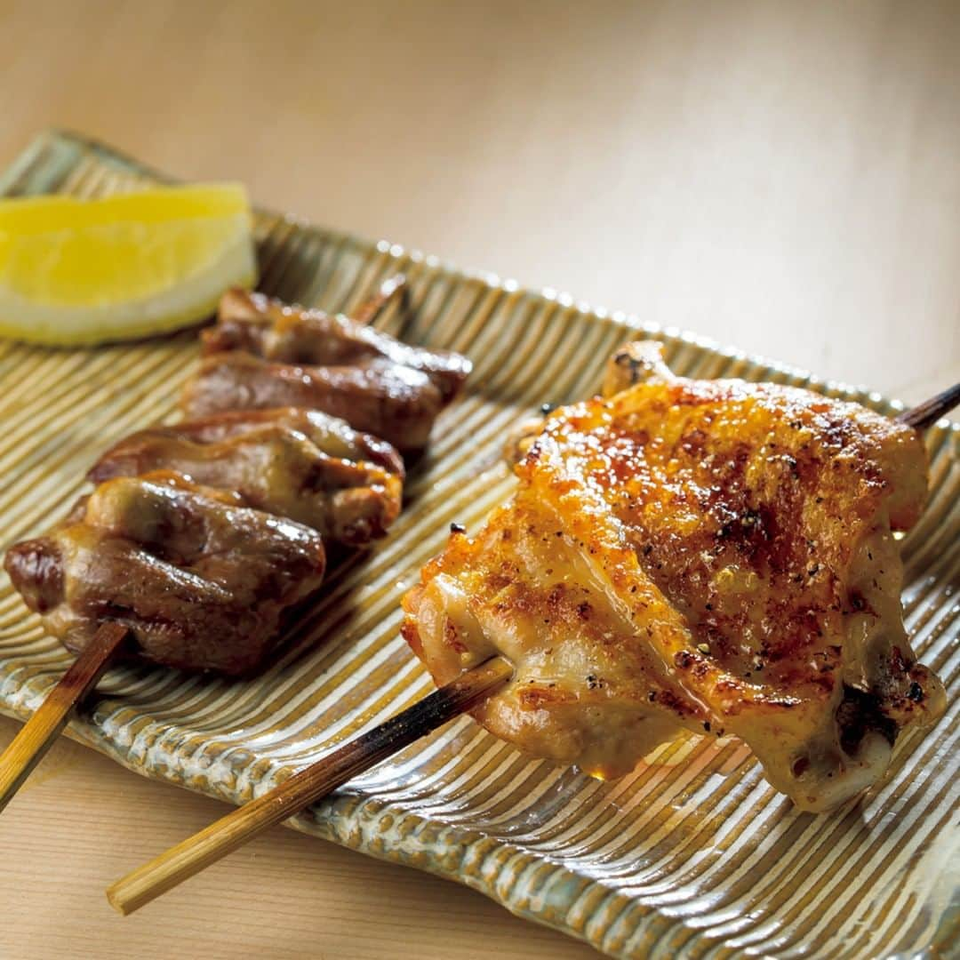 東京カレンダーさんのインスタグラム写真 - (東京カレンダーInstagram)「焼鳥のパリパリ、ジューシー多彩な食感に感動⠀⠀⠀⠀⠀⠀⠀⠀⠀ 6本提供される焼き鳥の部位はその日ごとに変わる。⠀⠀⠀⠀⠀⠀⠀⠀⠀ こちらは一例のはつと手羽先。⠀⠀⠀⠀⠀⠀⠀⠀⠀ いずれもぷりっとした歯ごたえがあり、ジューシーで旨味が強い。⠀⠀⠀⠀⠀⠀⠀⠀⠀ ⠀⠀⠀⠀⠀⠀⠀⠀⠀ ⠀⠀⠀⠀⠀⠀⠀⠀⠀ 東カレ的艶やか度★★★☆☆⠀⠀⠀⠀⠀⠀⠀⠀⠀ ⠀⠀⠀⠀⠀⠀⠀⠀⠀ ★東カレ編集部推しポイントや、コースの詳細、店内の様子は⠀⠀⠀⠀⠀⠀⠀⠀⠀ 『月刊誌　東京カレンダー2020 2月号、日常を豊かにする店』にて⠀⠀⠀⠀⠀⠀⠀⠀⠀ ⠀⠀⠀⠀⠀⠀⠀⠀⠀ ★この企画について⠀⠀⠀⠀⠀⠀⠀⠀⠀ 【日常を豊かにする店】⠀⠀⠀⠀⠀⠀⠀⠀⠀ 予約の取れないハイエンドなレストランばかりを追うことに疲れた…。⠀⠀⠀⠀⠀⠀⠀⠀⠀ そんなあなたには、毎日でも行きたくなる！美味しい料理と気楽な雰囲気で、⠀⠀⠀⠀⠀⠀⠀⠀⠀ 価格とクオリティを両立した「日常を豊かにする店」をお勧めしたい。⠀⠀⠀⠀⠀⠀⠀⠀⠀ ⠀⠀⠀⠀⠀⠀⠀⠀⠀ 【今回ご紹介したレストラン情報】⠀⠀⠀⠀⠀⠀⠀⠀⠀ 店名▷ #鳥とみ⠀⠀⠀⠀⠀⠀⠀⠀⠀ エリア▷ #三軒茶屋#池尻大橋⠀⠀⠀⠀⠀⠀⠀⠀⠀ 電話▷03-6805-5283⠀⠀⠀⠀⠀⠀⠀⠀⠀ 住所▷世田谷区池尻1-11-8 ワコーハイム1階⠀⠀⠀⠀⠀⠀⠀⠀⠀ ⠀⠀⠀⠀⠀⠀⠀⠀⠀ #東京カレンダー #tokyocalendar #東カレ #2019年間違いなかった店 #日常を豊かにする店 ⠀⠀⠀⠀⠀⠀⠀⠀⠀ #東京グルメ #コスパ　#有名店 #人気店 ⠀⠀⠀⠀⠀⠀⠀⠀⠀ #日本美食 #東京美食　#tokyofood #tokyoeats #japaneats⠀⠀⠀⠀⠀⠀⠀⠀⠀ #ベストレストラン #ベストグルメ⠀⠀⠀⠀⠀⠀⠀⠀⠀ #鍋#鍋料理#水炊き#鶏白湯#hotpot#伊達鶏#焼き鳥#肉#鶏料理#鶏肉　#寒い日」1月13日 11時30分 - tokyocalendar