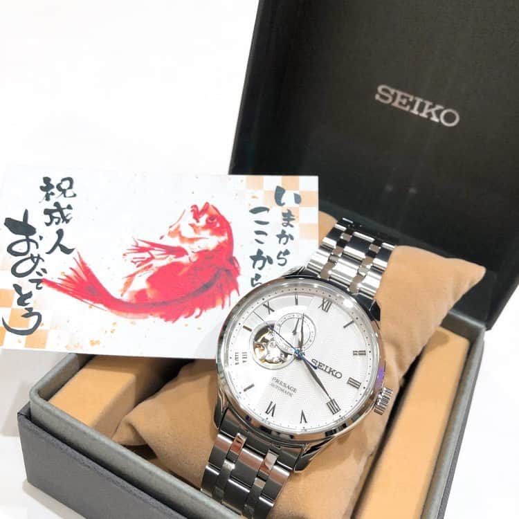 TiCTACさんのインスタグラム写真 - (TiCTACInstagram)「「SEIKO PRESAGE」¥60,000+tax 百年を超える腕時計づくりの伝統を受け継ぐ機械式自動巻腕時計、セイコー・プレザージュ。日本庭園の砂紋を模したダイヤルの小窓から、ムーブメントの鼓動を覗いて楽しめるオープンハートスタイル、成人祝いにもおすすめの一点です。  今日は成人の日、新成人の皆さま、ご家族の皆さま、おめでとうございます。お子様の成長を祝い、幸せな未来を願って、二十歳の記念に腕時計の贈り物を。約束の時間を守ること、時間を有効に使うこと。手にした腕時計はきっと、大人の自覚につながります。  #seikopresage  #セイコープレザージュ #プレザージュ #機械式時計 #自動巻き #自動巻  #成人祝い #成人祝い時計 #tictac #watch #チックタック時計店  #時計 #腕時計 #今日の時計 #時計店  #腕時計好き #腕時計くら部  #腕時計倶楽部  #セイコー #セイコー腕時計 #seiko #seikowatch #誕生日プレゼント時計 #記念日プレゼント時計 #クリスマスプレゼント時計 #バレンタインプレゼント時計 #バレンタインプレゼント　#チックタック横浜みなとみらい東急スクエア店」1月13日 11時25分 - tictac_press