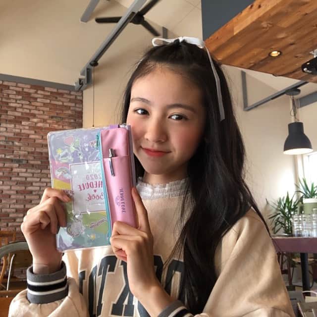 ニコ☆プチのインスタグラム：「💟 #プチモのふろくの使い方 💟﻿ ﻿ ﻿ ﻿ 12人目は、ミサキ！！！﻿ ﻿ ﻿ 🌼ミサキより🌼﻿ ﻿ ❥あけましておめでとうございます‪ ‪❥﻿ 今年もよろしくお願い致します🥰﻿ ﻿ コンパクトなベルト付きペンケースだからスケジュール帳とセットで持ち歩き出来てめちゃ便利〜♪﻿ 2020年入ってすぐに小さい目標と大きい目標をスケジュール帳に書きこんだよ♡﻿ なりたい自分に少しでも近づけるように頑張る〜💪💪﻿ 皆様にとって良い年になりますように💕﻿ misaki﻿ ﻿ ﻿ #ニコプチ　#ニコプチふろく　#ミサキ﻿ #プチモ　#ジェニィラブ　#スケジュール帳﻿ #ペンケース　#スケジュール帳の使い方﻿ #手帳タイム　#ニコプチふろくのある生活﻿ ﻿ ﻿」