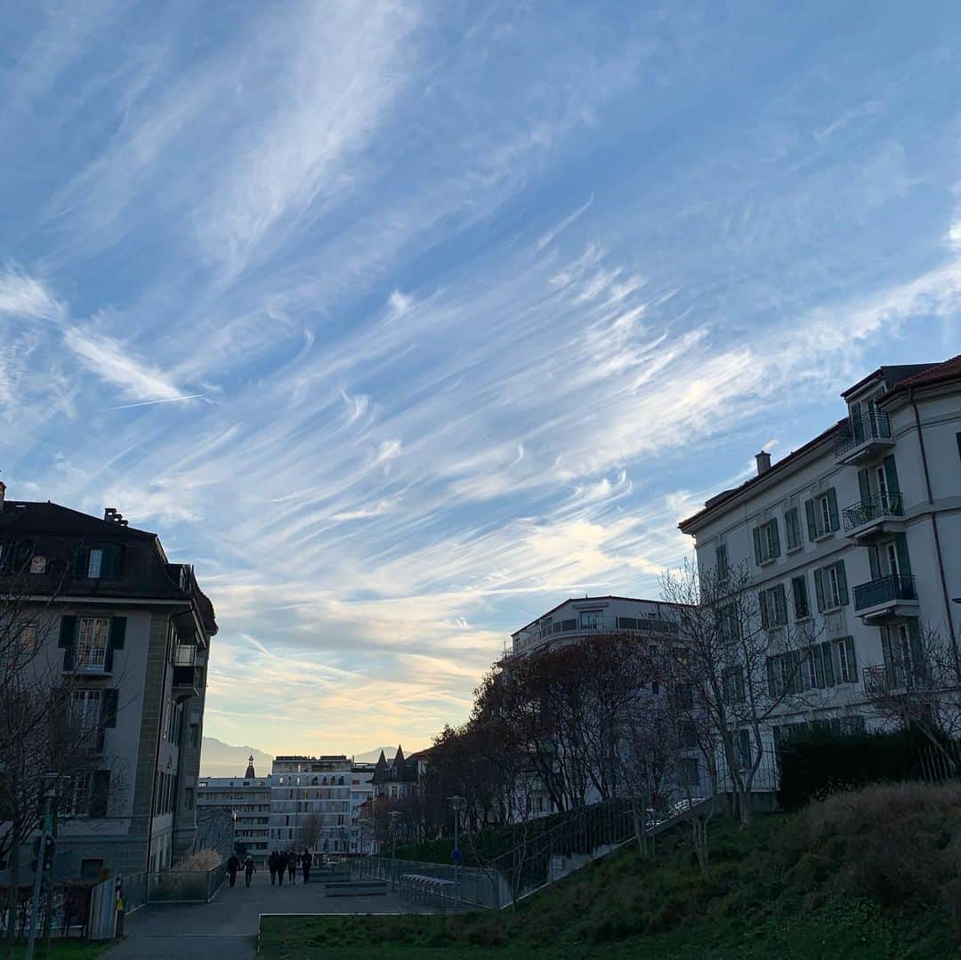 田中ウルヴェ京さんのインスタグラム写真 - (田中ウルヴェ京Instagram)「Beautiful sky and clouds.we can find Tokyo2020 in Lausanne.  不思議な雲。 天気に恵まれてる数日。 東京2020が街角に。」1月13日 11時40分 - miyako.tanaka.oulevey