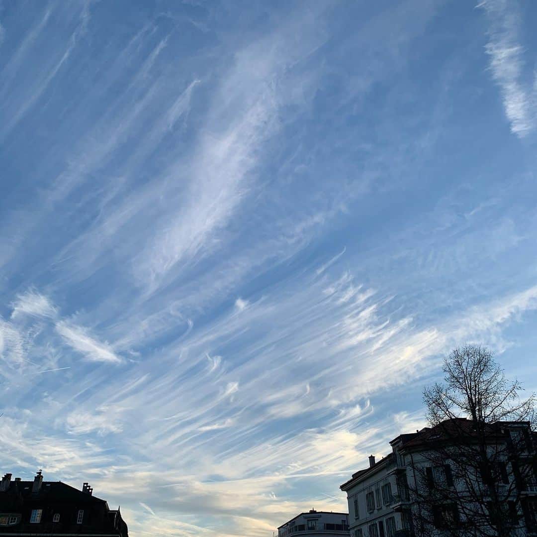 田中ウルヴェ京さんのインスタグラム写真 - (田中ウルヴェ京Instagram)「Beautiful sky and clouds.we can find Tokyo2020 in Lausanne.  不思議な雲。 天気に恵まれてる数日。 東京2020が街角に。」1月13日 11時40分 - miyako.tanaka.oulevey