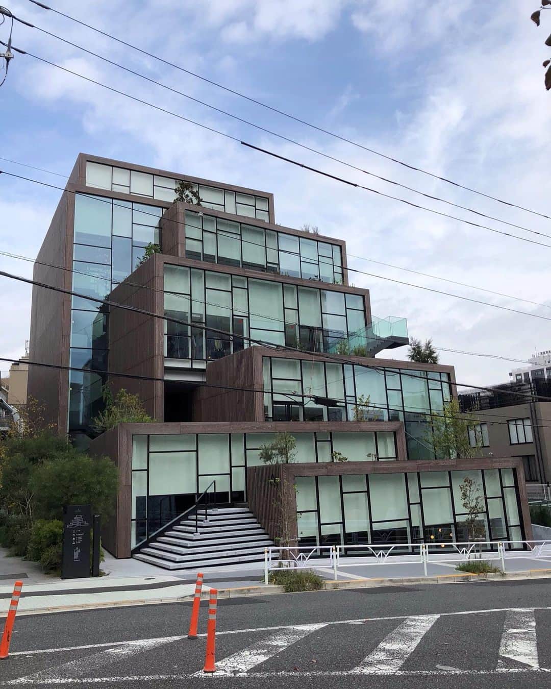 南青山LIFEStyleさんのインスタグラム写真 - (南青山LIFEStyleInstagram)「. 部分的に重なりあった印象的な建物。 各階層の屋上にあたるテラスを登っていくと、 まるで、自然の丘を散策しているように心地が良い。 . Area＊ #代官山#渋谷区#東京 Shop＊#kashiyamadaikanyama. . #nendo#ビル#建築 #建物#建築巡り #散歩#散策 #お洒落スポット #お洒落な街 #ギャラリー #大人女子 #トレンド #ファッションアイコン #都心 #東京散歩 #東京観光 #tokyo #tokyostyle #japan #大人の東京暮らし #東京glam」1月13日 11時43分 - man_favori