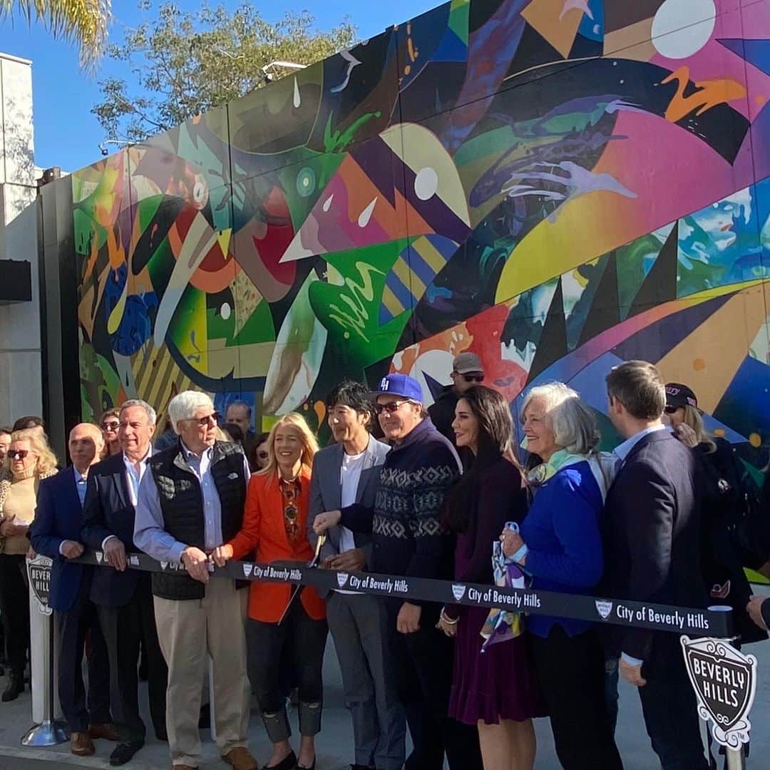 鈴木一真さんのインスタグラム写真 - (鈴木一真Instagram)「Congratulations ⚡︎ ビバリーヒルズ市の依頼で松山智一さんが描き上げた壁画の完成式典に参加しました。 I participated the  Matzu's mural ribbon cutting ceremony. アメリカで結果を出す事は並大抵ではありません。心からお祝い申しあげます‼︎ #TomokazuMatsuyama #Matzu #CanonMural #CanonDrive #BeverlyHills #RibbonCutting #松山智一」1月13日 11時50分 - _kazumasuzuki_