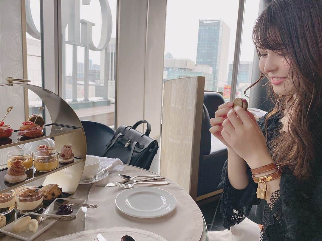 蒼井彩加さんのインスタグラム写真 - (蒼井彩加Instagram)「#afternoontea  #teatime  #armani #cafe #ginza #girlstalk #trip  みこちゃん来られなくなったのでこっとんと二人でアフタヌーンティー☕️ 今年の旅行の予定たてよ！」1月13日 11時51分 - sayaca_aoi1011