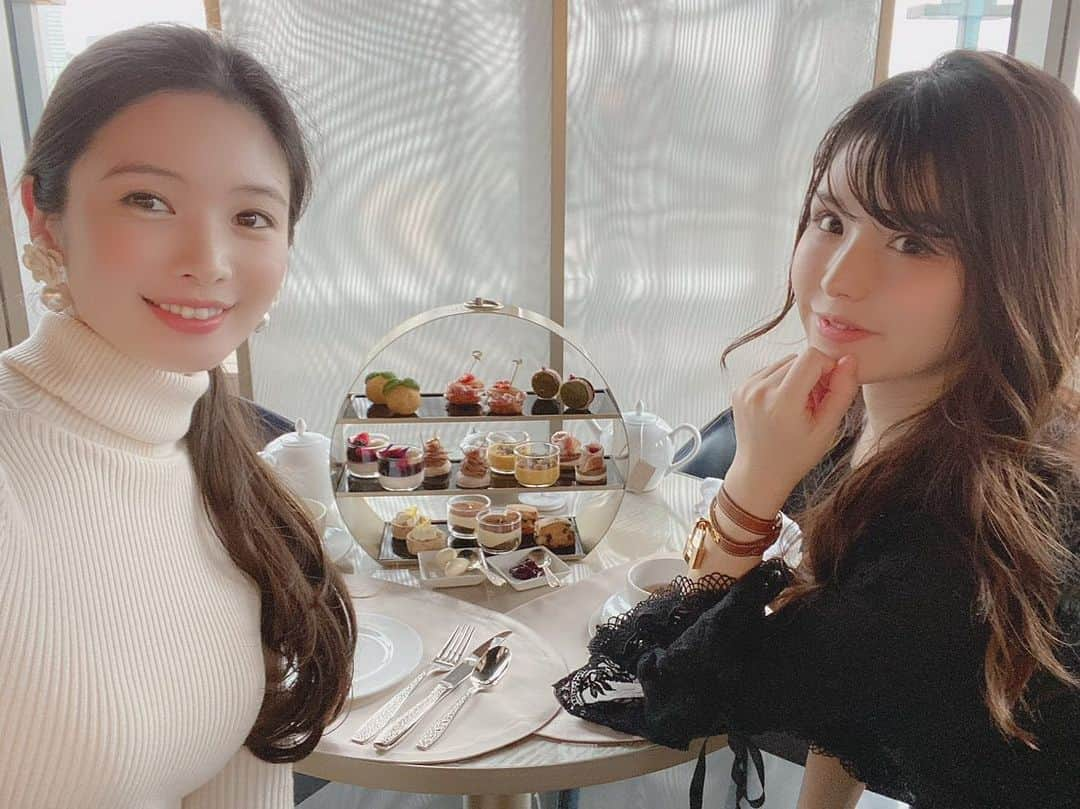 蒼井彩加さんのインスタグラム写真 - (蒼井彩加Instagram)「#afternoontea  #teatime  #armani #cafe #ginza #girlstalk #trip  みこちゃん来られなくなったのでこっとんと二人でアフタヌーンティー☕️ 今年の旅行の予定たてよ！」1月13日 11時51分 - sayaca_aoi1011