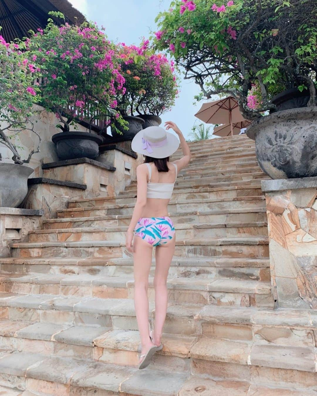 堀江直美さんのインスタグラム写真 - (堀江直美Instagram)「カラーテープがお気に入り💜 * お正月から食欲増して久しぶりに体重測ったらプラス2キロ😂 * #HIAND#水着#girlsswimwear#hat#コーディネート#コーデ#リゾート#リゾートコーデ#bali#balitravel#バリ#バリ旅行#海外旅行bali#balitrip#家族旅行#panamakitchenandpool#panamakitchen familytrip#男の子ママ#女の子ママ #hn✈️trip #海外旅行 #canggu#canggubali#canggucafe#バリ島旅行#子連れ旅行#子連れ海外#子連れバリ#タビジョ#tabimuse」1月13日 11時51分 - naomiiiiiiiiiiii