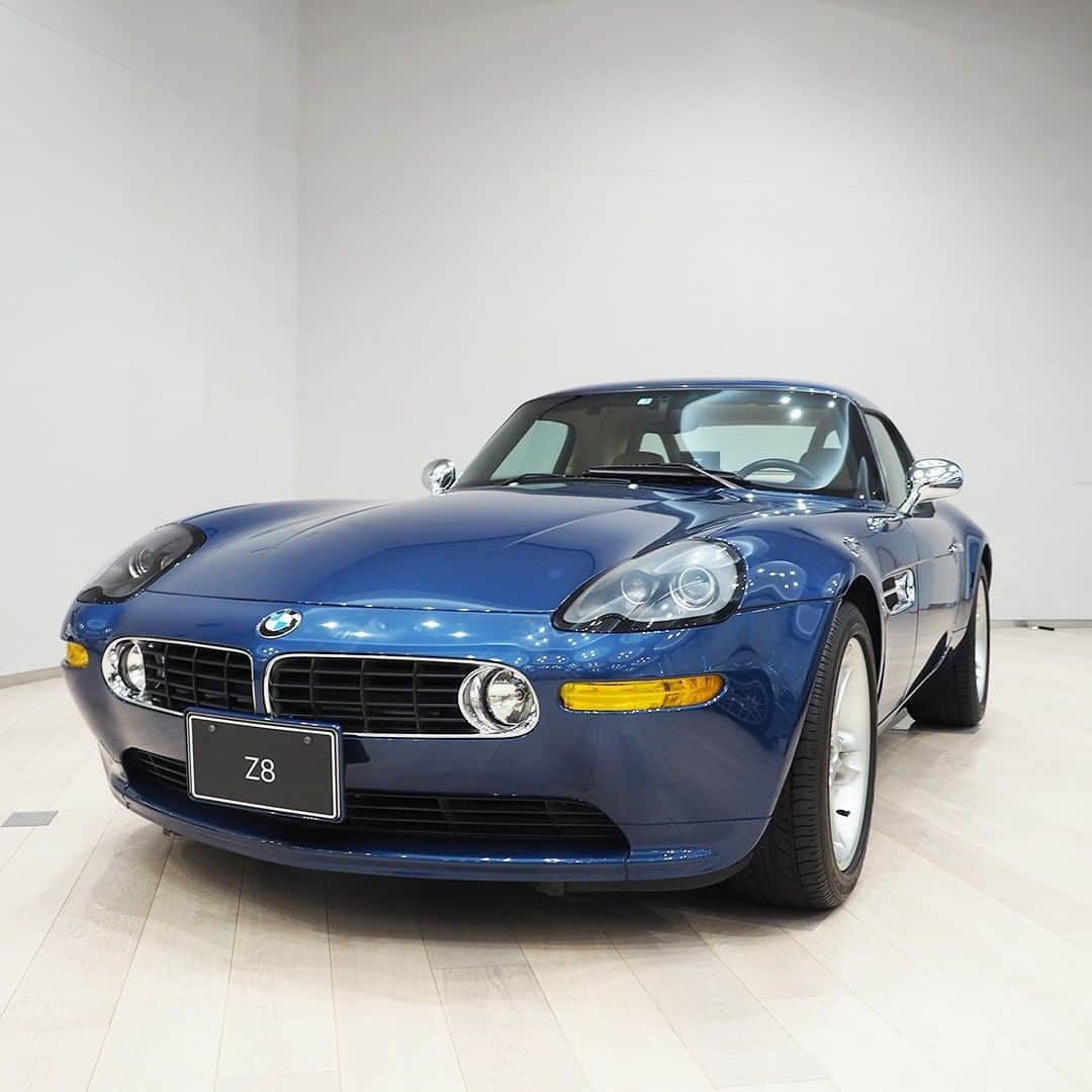 のインスタグラム：「新成人の皆様、おめでとうございます！ . ボンドカーとして知られる 「BMW Z8」も、今年で20周年を迎えます。 . 節目となる今日、新成人の皆様にとって思い出に残る素敵な日になりますように。 . . #Z8 #成人式 #BMW #BMWJapan #駆けぬける歓び」