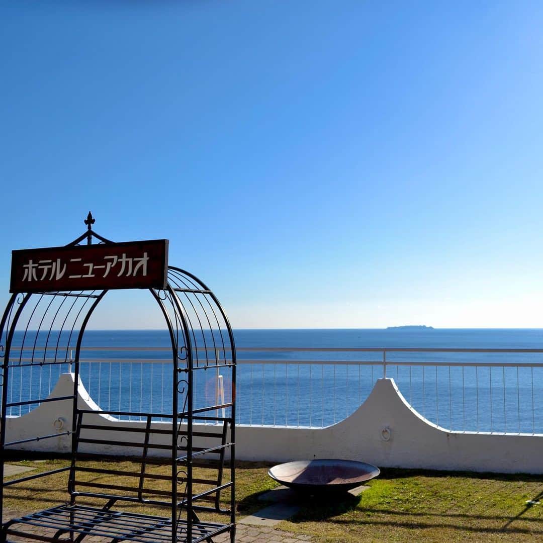 ホテルニューアカオ　熱海温泉＆リゾートのインスタグラム：「本日は朝から青空が広がり1月とは思えないあたたかな陽気です☀ そんな本日は成人の日ですね‼️ 新成人の皆様おめでとうございます🎉 希望に満ちた未来に心よりお祝い申し上げます😊✨」