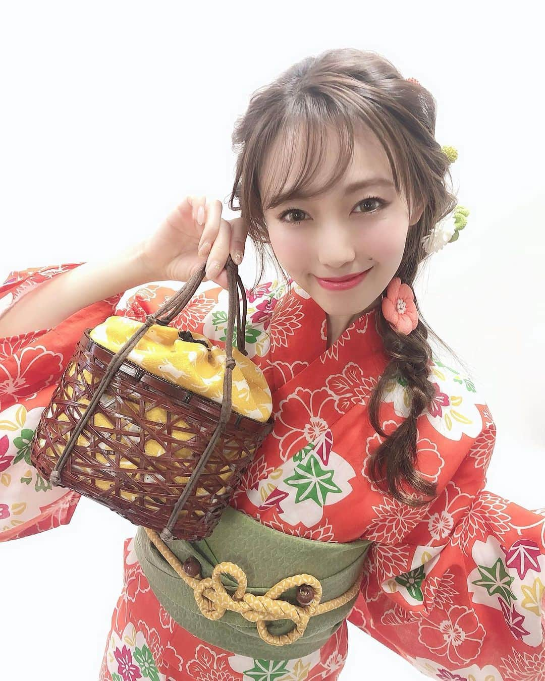 白岩まちこさんのインスタグラム写真 - (白岩まちこInstagram)「≫≫👘... 𝚜𝚎𝚒𝚓𝚒𝚗𝚜𝚑𝚒𝚔𝚒 ㅤㅤㅤㅤㅤㅤㅤㅤㅤㅤㅤㅤㅤ  成人の皆さま、あめでとうございます🥰‼️ ㅤㅤㅤㅤㅤㅤㅤㅤㅤㅤㅤㅤㅤ ㅤㅤㅤㅤㅤㅤㅤㅤㅤㅤㅤㅤㅤ ２０歳っていいねぇ、なんでも出来ちゃうねぇ🥺‼️ ㅤㅤㅤㅤㅤㅤㅤㅤㅤㅤㅤㅤㅤ ㅤㅤㅤㅤㅤㅤㅤㅤㅤㅤㅤㅤㅤ 私は成人式の日、一目惚れした茶色の振袖を 着たんだ😌🍁 ㅤㅤㅤㅤㅤㅤㅤㅤㅤㅤㅤㅤㅤ ㅤㅤㅤㅤㅤㅤㅤㅤㅤㅤㅤㅤㅤ 当時は大人っぽいものに憧れてた🙄💫 ㅤㅤㅤㅤㅤㅤㅤㅤㅤㅤㅤㅤㅤ ㅤㅤㅤㅤㅤㅤㅤㅤㅤㅤㅤㅤㅤ ㅤㅤㅤㅤㅤㅤㅤㅤㅤㅤㅤㅤㅤ みんなは、どんな振袖着た👘？？ ㅤㅤㅤㅤㅤㅤㅤㅤㅤㅤㅤㅤㅤ フォロワーさんの中で、成人の方いるのかなぁ😚✨！？ㅤㅤㅤㅤㅤㅤㅤㅤㅤㅤㅤㅤ ※写真はこの前撮影で着させてもらった 秋っぽい柄の浴衣👘✨ ㅤㅤㅤㅤㅤㅤㅤㅤㅤㅤㅤㅤㅤ  #着物#浴衣#浴衣コーデ#浴衣アレンジ #着物コーデ#京都#京都観光#浴衣レンタル #レンタル浴衣#yukata#成人式#成人#japan#kyoto#成人式2020#京都旅行#京都観光名所#浴衣女子#浴衣ヘア#成人式ヘア#成人式メイク#kyotojapan#kyototravel#kyotophoto#浴衣撮影#浴衣髪型#浴衣姿#浴衣帯アレンジ#流し前髪#シースルーバング」1月13日 12時01分 - machichas