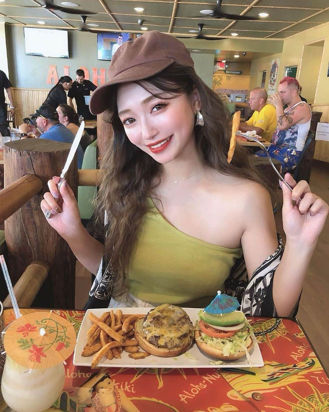 美女美容事情さんのインスタグラム写真 - (美女美容事情Instagram)「《ハワイで行ったチーズバーガーのお店🍔😋》⠀ *⠀ リポストを使って、素敵な写真📷✨を投稿されてる方を紹介させて頂く⠀⠀⠀⠀ 【💄美女美容事情💅】のコーナーです✨⠀ *⠀⠀⠀⠀⠀⠀⠀ いいねやコメント、フォローして応援してね❤︎🥰🎶⁣⠀ *⠀⠀⠀⠀⠀⠀⠀ 今回ご紹介させて頂きますのは❤︎⠀ yukiko katoさん< @128yukinco >の素敵なお写真📸⠀ *⠀ ワイキキビーチの目の前にあるハンバーガーショップ🍔ロケーションも完璧でとっても美味しかったそうです😆⠀ 溌剌とした笑顔から楽しさが伝わってきます💕⠀ *⠀⠀ yukiko katoさんのアカウントには他にも素晴らしい投稿が沢山ありますので是非覗いてみてくださいね💁‍♀️💙⠀ *⠀⠀ yukiko katoさん< @128yukinco >⠀ 素敵な投稿ありがとうございました☺️📸✨⠀⠀⠀⠀⠀⠀⠀⠀ △▼△▼△▼△▼△▼△▼△▼△▼△▼⠀⠀⠀⠀⠀⠀⠀⠀⠀⠀⠀⠀⠀⠀⠀⠀⠀⠀⠀⠀⠀⠀⠀⠀⠀⠀⠀⠀⠀⠀⠀⠀⠀ ❤🧡💛「美女美容事情」💚💙💜⠀⠀⠀⠀⠀⠀⠀⠀⠀⠀⠀⠀⠀⠀⠀ 👇掲載ご希望の方は👇⠀⠀⠀⠀⠀⠀⠀⠀⠀⠀⠀⠀⠀⠀⠀⠀ @b_b_j.jタグ付けと🖤 # ビジョビ⠀🖤⠀⠀⠀⠀⠀⠀⠀⠀⠀⠀⠀⠀⠀⠀⠀ をタグ付けお願いします✨⠀⠀⠀⠀⠀⠀⠀⠀⠀⠀⠀⠀⠀⠀⠀⠀ ――――――――――――――――⠀⠀⠀⠀⠀⠀⠀⠀⠀⠀⠀⠀⠀⠀⠀⠀⠀⠀⠀⠀⠀⠀⠀ ～姉妹アカウントのご紹介～⠀⠀⠀⠀⠀⠀⠀⠀⠀⠀⠀⠀⠀⠀⠀⠀⠀⠀⠀⠀⠀⠀⠀⠀⠀⠀⠀ ◇美容情報を紹介している«美女美容事情～Beauty～»⠀⠀⠀⠀⠀⠀⠀⠀⠀⠀⠀⠀⠀⠀⠀⠀⠀⠀⠀⠀⠀⠀⠀⠀⠀⠀ ( @b_b_j.j_b )⠀⠀⠀⠀⠀⠀⠀⠀⠀⠀⠀⠀⠀⠀⠀⠀⠀⠀⠀⠀⠀⠀⠀⠀⠀⠀⠀ ◇美しい旅スポット紹介をしている«美 spot»⠀⠀⠀⠀⠀⠀⠀⠀⠀⠀⠀⠀⠀⠀⠀⠀⠀⠀⠀⠀⠀⠀⠀⠀⠀ ( @b__spo )⠀⠀ ⠀⠀⠀⠀⠀⠀⠀⠀⠀⠀⠀⠀ よかったらこちらも覗いてみてね✨⠀ ――――――――――――――――⠀⠀⠀ #オシャレ # #outfit ⠀⁠⠀⁠⠀⁠⠀ #ナチュラルメイク ⠀⁠⠀⁠⠀⁠⠀ #スタイル抜群 ⠀ #オトナ女子 #アイメイク ⁠⠀ #まつ毛 ⁠#チーク ⠀⁠⠀⁠⠀⁠⠀ #リップ  #カラコン ⠀⁠⠀⁠⠀⁠⠀ #海外旅行⠀⠀⠀⠀⠀⠀⠀⠀⁠⠀⁠⠀⁠⠀ #旅行#海外⁠⠀⁠⠀⁠⠀ #旅行好き女子⁠⠀⁠⠀⁠⠀ #ファッション#ハワイ ⠀ #ハワイ旅行#プール⁠⠀ #hawaii #ハワイ #ハワイ島 #ホテル⁠⠀⁠⠀⁠⠀ #南国 ⁠#ハンバーガー ⠀ #チーズバーガー #hawaiistagram」1月13日 12時02分 - b_b_j.j