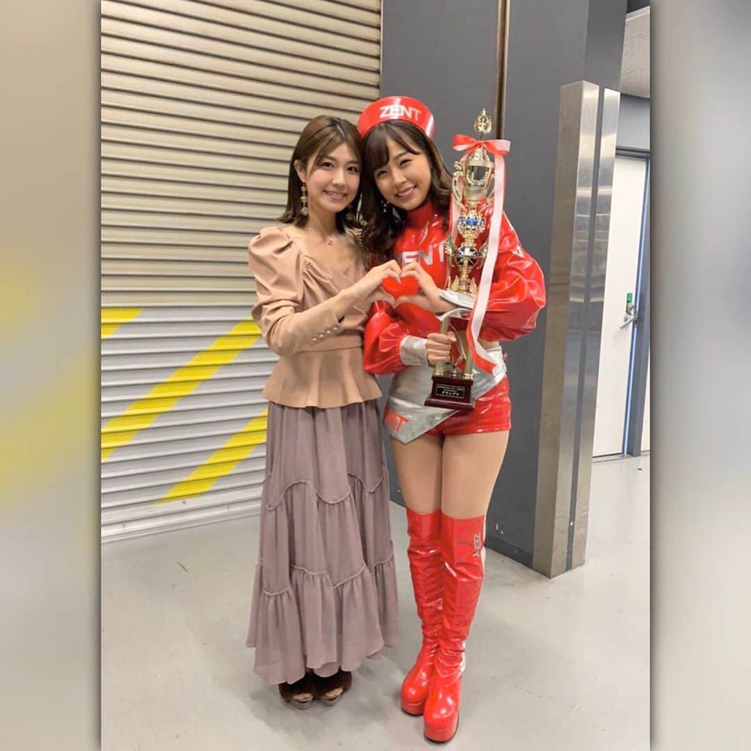 藤木由貴さんのインスタグラム写真 - (藤木由貴Instagram)「11日に行われた日本レースクイーン大賞2019の表彰式にサプライズゲストとして出演させて頂きました✨ 今回が記念すべき10周年、10代目のグランプリにはなんと！ 元メンバーで私からリーダーを引き継いでくれたZENTsweetiesの川村那月ちゃん @kawamura_natsuki317 が受賞となりました！ 人一倍努力家でどんな事にも笑顔で応えてくれて、みんなを引っ張ってくれてた最高のリーダー、レースクイーンです❤️なっちゃん、本当に本当におめでとう！！✨😭 そしてZENTsweetiesも15周年という節目に、新人賞、コスチューム賞、大賞グランプリと三冠も達成していて2019年は素晴らしい結果でした。みんなおめでとうー！！💓 . 最後のグランプリ発表まで、誰にもばれずにサプライズするのはドキドキでした。緊張したけど、ステージでなっちゃんの驚いた顔を見た時には、サプライズ成功‼️と。それも嬉しかったな〜！笑 卒業してからも、素敵な瞬間に立ち会えてこんな機会を頂きありがとうございました。 受賞した皆さんも、おめでとうございます✨☺️お疲れ様でした。 . #日本レースクイーン大賞 #表彰式 #グランプリ #zentsweeties #川村那月 #藤木由貴 #リーダー #卒業 #おめでとう #皆さんに愛を #サプライズ #大好き」1月13日 12時02分 - yuki.grm