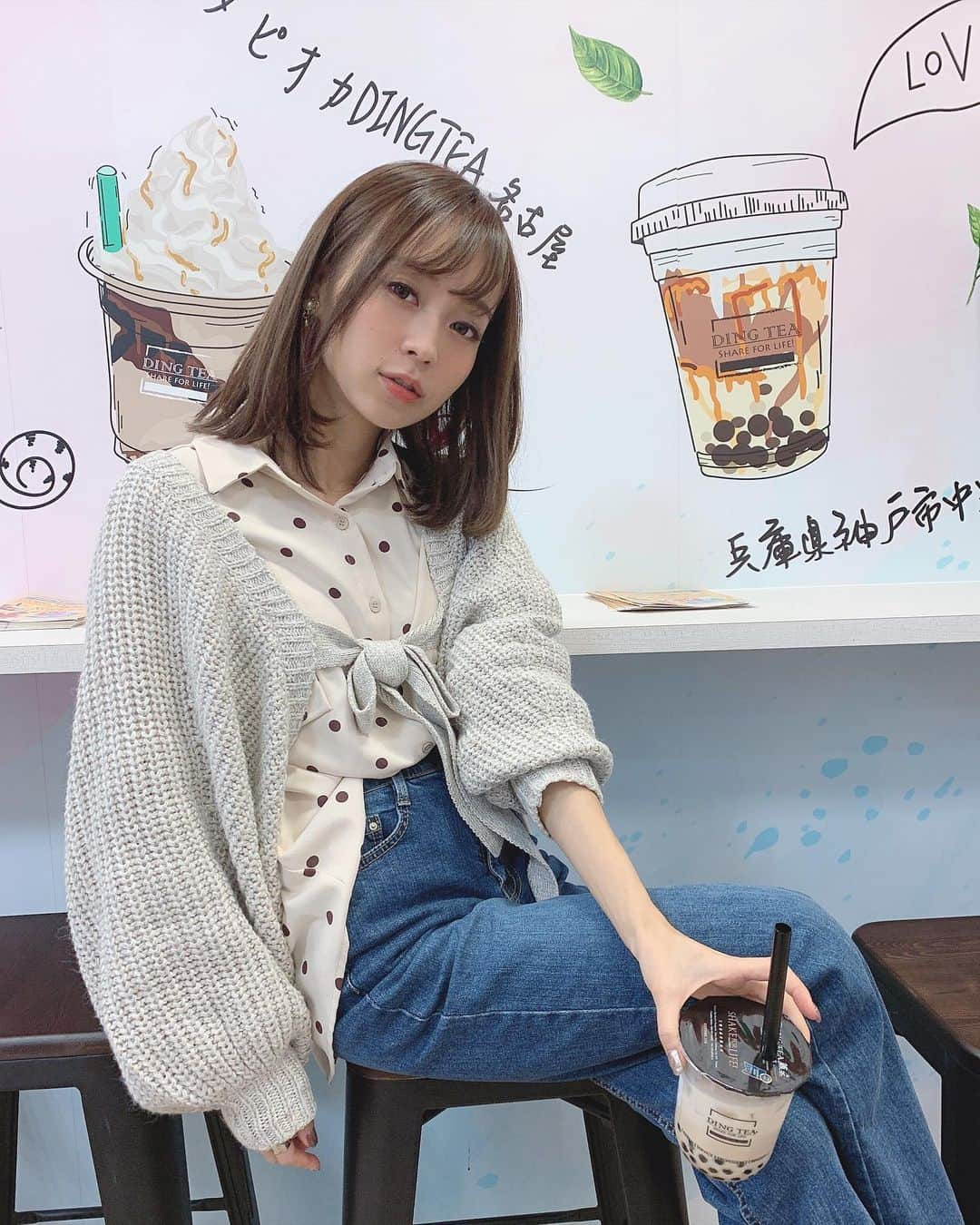 みき みーやんさんのインスタグラム写真 - (みき みーやんInstagram)「ホットのタピオカ飲んだ事ないねんけど どうなんやろう😍 . 今度チャレンジしてみよう❤ . カーディガン （ @colony2139_jp ) . デニム （ @secretlabel_jp ） . #dingtea#三宮DINGTEA#元町DINGTEA #大阪DINGTEA#名古屋DINGTEA#タピオカ日記#タピオカ好き#秋スタイル#大人カジュアル#韓国ファッション#ブーツコーデ#좋아요#좋아요그램#오오티디#먹스타그램#맛스타그램#패션스타그램#셀카」1月13日 12時03分 - mi_yan0101