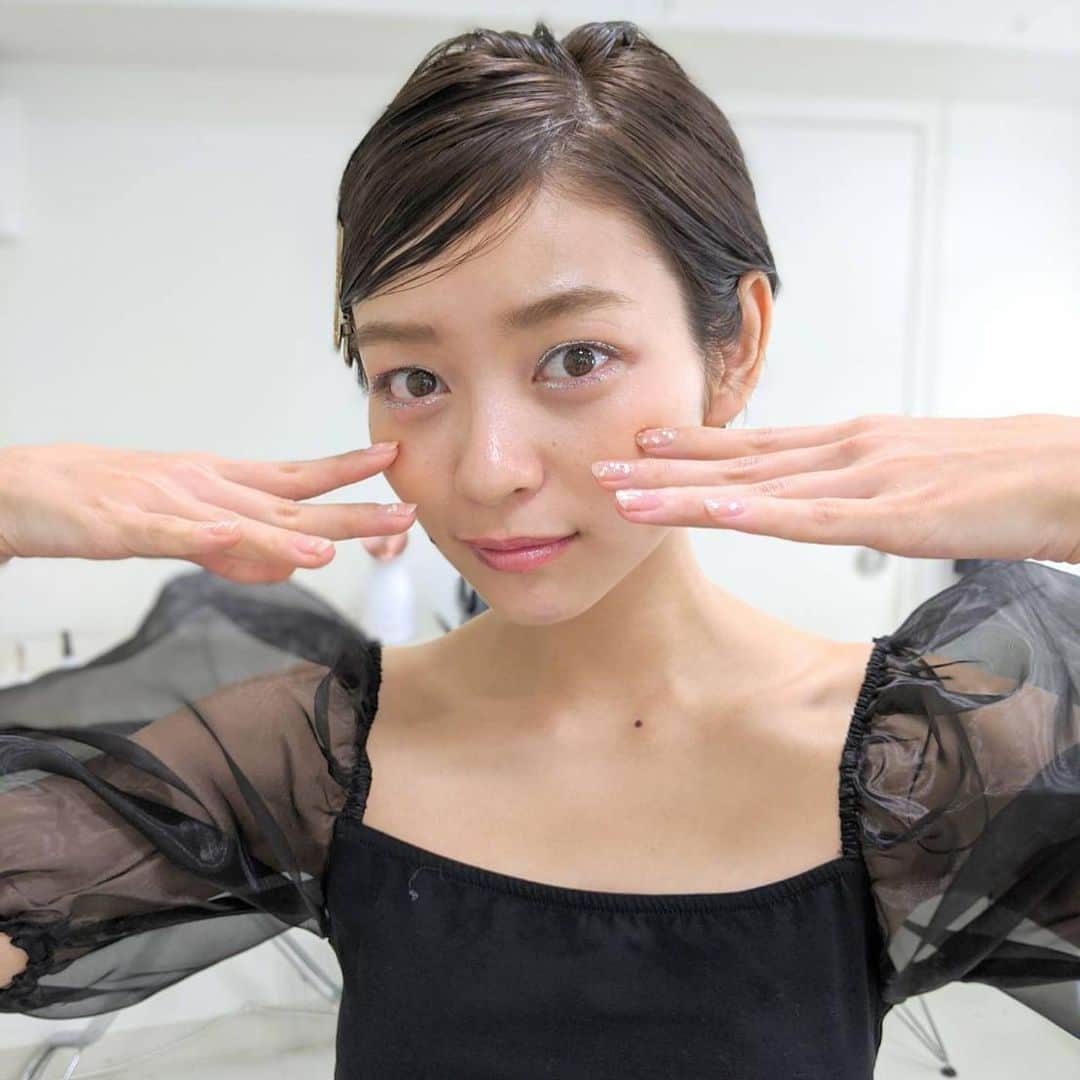 アール編集部さんのインスタグラム写真 - (アール編集部Instagram)「・ キラッキラのラメDakuな里々佳さん👀✨ まばゆっ😍 ・ いざカメラ前へと移動しようとしたら… ・ なぜか片足だけスリッパ😂 そんな茶目Dakuさも可愛すぎる♡ ・ ・ ・ #里々佳 #洒落可愛ちゃん #ベビDakuもフェロDakuも #あふれんばかりに盛ってます #DakuDakuメイク #2月号」1月13日 12時07分 - ar_magazine