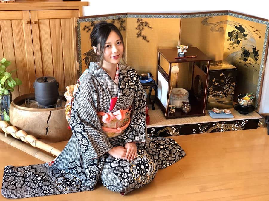 西村季里子のインスタグラム：「・ 🎊1000投稿目🎊 ㊗️#成人の日㊗️ 成人された皆さまおめでとうございます🥰 2020年20歳の成人式ってなんかいいね🎈 成人式で着た振袖を また今年も着られたのが嬉しい👘  東京に上京してきて10年たったのか〜✋🏻🤚🏻 色んなこと経験してきたけど、 毎年楽しさ更新してるから 今年も頑張って生きよう〜〜 #1000投稿目 #成人式#成人の日 #振袖#着物#kimono #kimonostyle  #総絞り#実家#お正月#青森 #写真#ポートレート#初釜#茶道 #おめでとう#新成人#大人#大人とは #follow#followｍe」