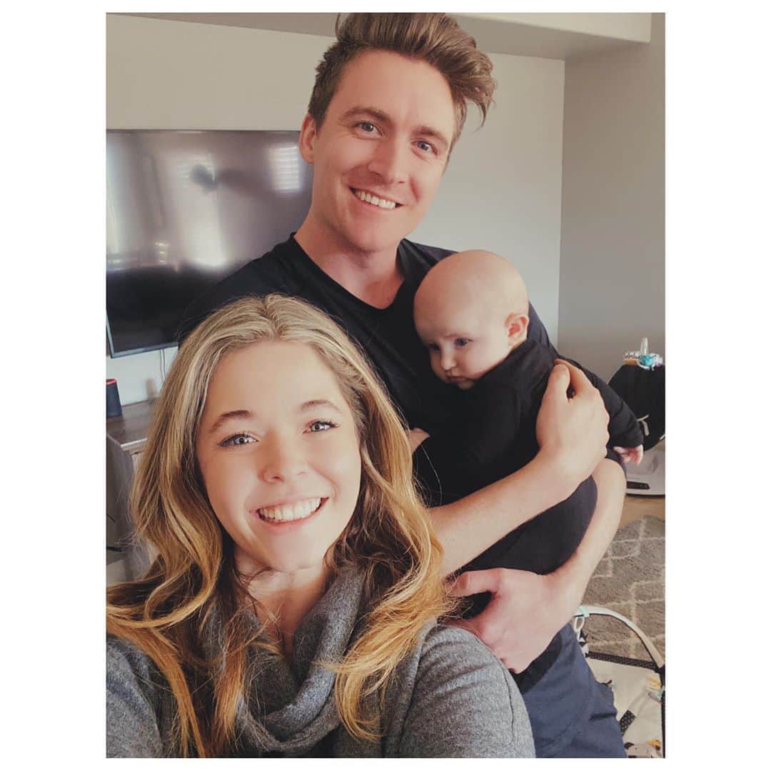 サーシャ・ピーターズのインスタグラム：「Proud god parents ♥️」