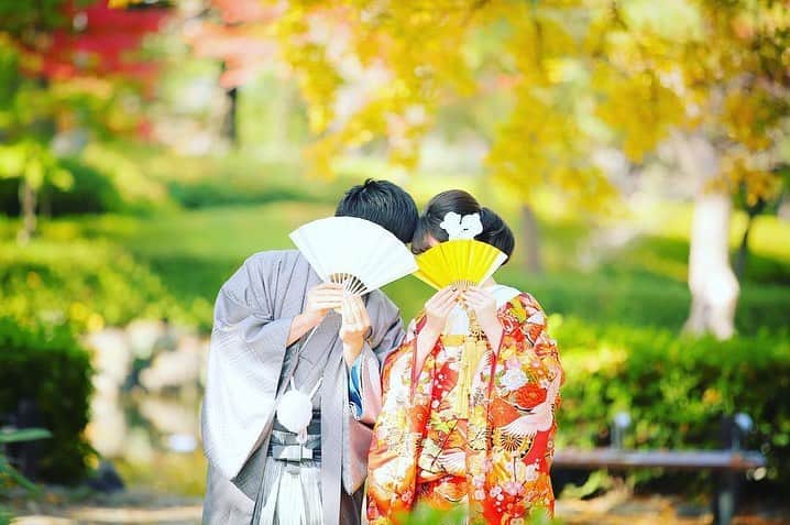 デコルテウエディングフォトグループさんのインスタグラム写真 - (デコルテウエディングフォトグループInstagram)「今日は成人の日👘成人式以来の晴れ姿として着る着物は、人生の新たなスタートとして門出を祝いながら、二人の気を引き締めてくれます✨﻿ ﻿ ◼️赤色打掛の意味とは？◼️﻿ 色打掛は花嫁しか着用できない特別な日本の伝統的な婚礼衣装。ウェディングフォトとして写真に収めたいお着物です🎞﻿ ﻿ 赤色に大きな鶴の色打掛は昔からある定番スタイルで美しく、将来、写真を見返しても「色打掛きてよかったな〜」と思えることでしょう💓﻿ ﻿ 赤色の色打掛の意味は﻿ ﻿ 「生命の色」﻿ 「太陽の色」﻿ ﻿ として神聖な色とされ、とても人気のある色です。さらに、神聖な色のため﻿ ﻿ 「魔除け」﻿ ﻿ の意味もあるそうです！お二人の今と未来を明るく照らしてくれ、守ってくれる色でもありますね❣️他にも色打掛には様々なお色とその色や柄により意味がこめられているので自分らしい色の色打掛でウェディングフォトを撮影してみはいかがでしょうか☺️✨﻿ ﻿ ﻿ 前撮り、撮影などのご質問は﻿ プロフィールのリンクからどうぞ📩﻿ @decollte_weddingphoto  ご連絡、ご予約、お待ちしております！﻿ ﻿ ﻿ Photographer @s.mochizuki_studio8 ﻿ ﻿ ﻿ ﻿ #色打掛 #成人式 #フォトウェディング #打掛 #赤色打掛 #和装 #着物 #和風 #お着物 #刺繍 #花嫁 #令和婚 #卒花 #プレ花嫁 #エンゲージメントフォト #ロケーションフォト #前撮り #後撮り#2020冬婚 #2020春婚 #ブライダルフォト #ウェディングフォト #デコルテ花嫁 #d_weddingphoto #和装婚 #和装フォトウェディング #着物写真  #ウェディング﻿ #和装前撮り #和装結婚式﻿」1月13日 12時15分 - decollte_weddingphoto
