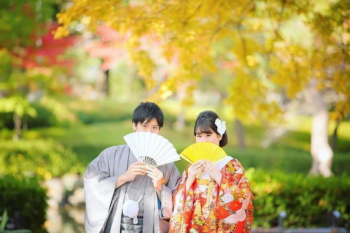 デコルテウエディングフォトグループさんのインスタグラム写真 - (デコルテウエディングフォトグループInstagram)「今日は成人の日👘成人式以来の晴れ姿として着る着物は、人生の新たなスタートとして門出を祝いながら、二人の気を引き締めてくれます✨﻿ ﻿ ◼️赤色打掛の意味とは？◼️﻿ 色打掛は花嫁しか着用できない特別な日本の伝統的な婚礼衣装。ウェディングフォトとして写真に収めたいお着物です🎞﻿ ﻿ 赤色に大きな鶴の色打掛は昔からある定番スタイルで美しく、将来、写真を見返しても「色打掛きてよかったな〜」と思えることでしょう💓﻿ ﻿ 赤色の色打掛の意味は﻿ ﻿ 「生命の色」﻿ 「太陽の色」﻿ ﻿ として神聖な色とされ、とても人気のある色です。さらに、神聖な色のため﻿ ﻿ 「魔除け」﻿ ﻿ の意味もあるそうです！お二人の今と未来を明るく照らしてくれ、守ってくれる色でもありますね❣️他にも色打掛には様々なお色とその色や柄により意味がこめられているので自分らしい色の色打掛でウェディングフォトを撮影してみはいかがでしょうか☺️✨﻿ ﻿ ﻿ 前撮り、撮影などのご質問は﻿ プロフィールのリンクからどうぞ📩﻿ @decollte_weddingphoto  ご連絡、ご予約、お待ちしております！﻿ ﻿ ﻿ Photographer @s.mochizuki_studio8 ﻿ ﻿ ﻿ ﻿ #色打掛 #成人式 #フォトウェディング #打掛 #赤色打掛 #和装 #着物 #和風 #お着物 #刺繍 #花嫁 #令和婚 #卒花 #プレ花嫁 #エンゲージメントフォト #ロケーションフォト #前撮り #後撮り#2020冬婚 #2020春婚 #ブライダルフォト #ウェディングフォト #デコルテ花嫁 #d_weddingphoto #和装婚 #和装フォトウェディング #着物写真  #ウェディング﻿ #和装前撮り #和装結婚式﻿」1月13日 12時15分 - decollte_weddingphoto