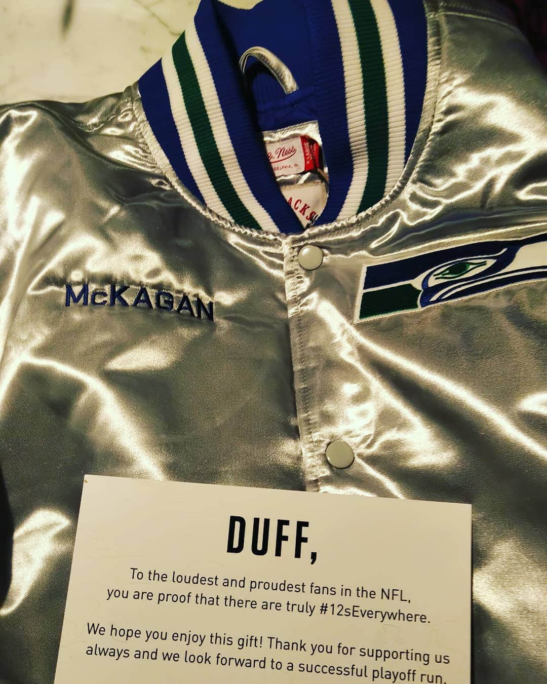 ダフ・マッケイガンさんのインスタグラム写真 - (ダフ・マッケイガンInstagram)「Thank you @seahawks for this amazing jacket. Great season! We got next year...we got next year..WE GOT NEXT YEAR!!」1月13日 12時20分 - duffmckagan