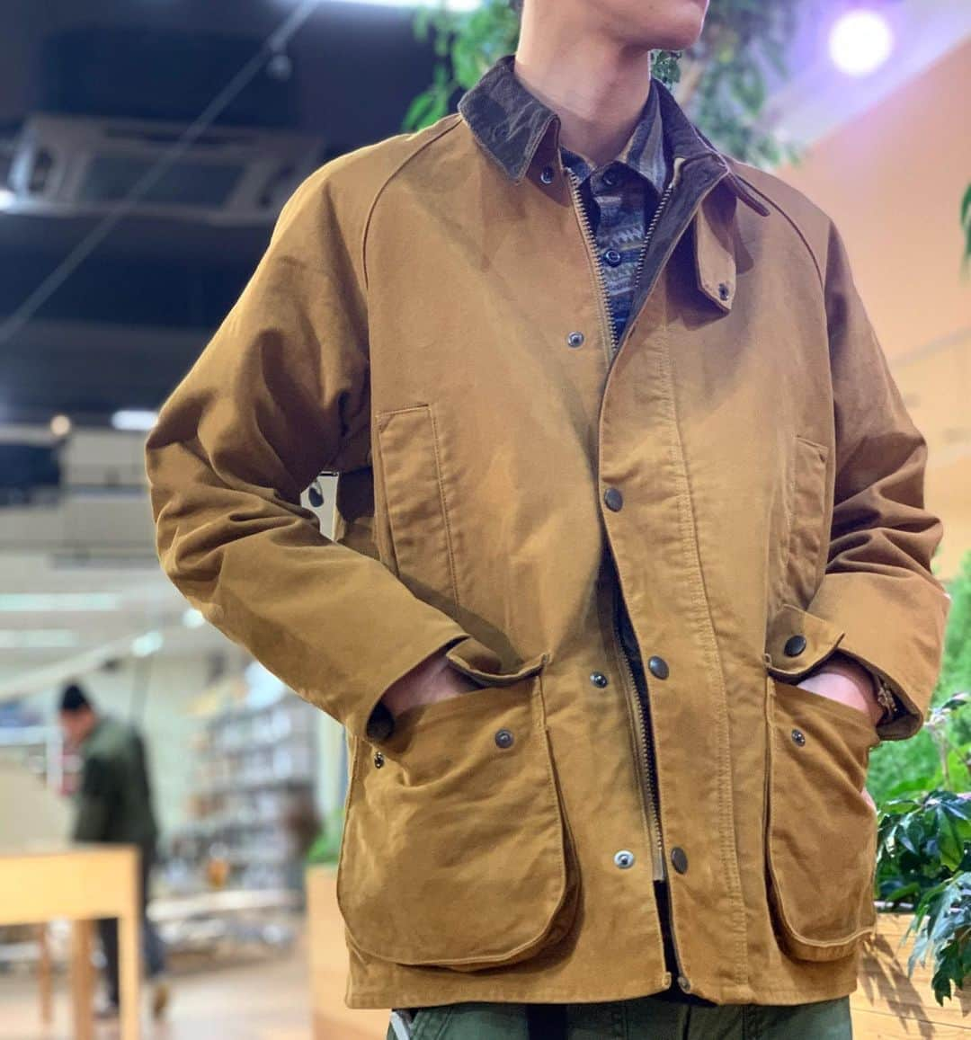 SUNDAY MOUNTAINさんのインスタグラム写真 - (SUNDAY MOUNTAINInstagram)「* 【職人が丁寧に作りあげるFOB FACTORY！ 遂に入荷♪】 *  MADE IN JAPANに誇りを持ち、生地、縫製、加工を岡山県児島にて行い、職人の経験を大事にしながら旧きを知り、新しきを提案するというスタイルで服作りをしているFOB FACTORY（エフオービー ファクトリー）。 * 遂に当店にも入荷しました〜♪ * 昔ながらの雰囲気を出す事を目指し、アメリカ製の古いミシンでの縫製。  手作業による加工を施して、1点1点大切に作られています^_^  続々と入荷してます♪ まず　おすすめアイテム  一FOB FACTORY ライディングジャケット一  バブアーをデザインベースにし、シルエットはFOBオリジナルのパターンメイクで仕上げた一着！  キャンプ着としてもタウンにも馴染むデザイン。  襟は暖かみのあるコーディロイ 襟をたてて　スタンドカラーにしても◎ * 限界まで高密度に織り上げ、 針で起毛密度を高めた極厚のモールスキンをオリジナルで製作。  毛足を短く剪毛し、素材感を引き出しつつピリング防止効果を持つ素材。 製品洗いを行うことで、程良いアタリ感でこなれた雰囲気に。  price ¥35,200 税込 colour 2カラー size M ・L  是非ご気軽に遊びにお立ち寄り下さい！ 一  #THEGATEbySUNDAYMOUNTAIN #fobfactory  #fob  #sundaymountain #サンデーマウンテン #アウトドア #キャンプ #パタゴニア #ノースフェイス #アークテリクス #チャムス #ドベルグ #冬キャンプ #Camp #ノルディスク #MSR #KEEN #スノーピーク #Patagonia #アウトドアショップ  #福井 #キャンプ好きな人と繋がりたい  #暖かアイテム #キャンプ #camp #アウトドアファッション　 #キャンプファッション #キャンプ着」1月13日 12時26分 - sundaymountain