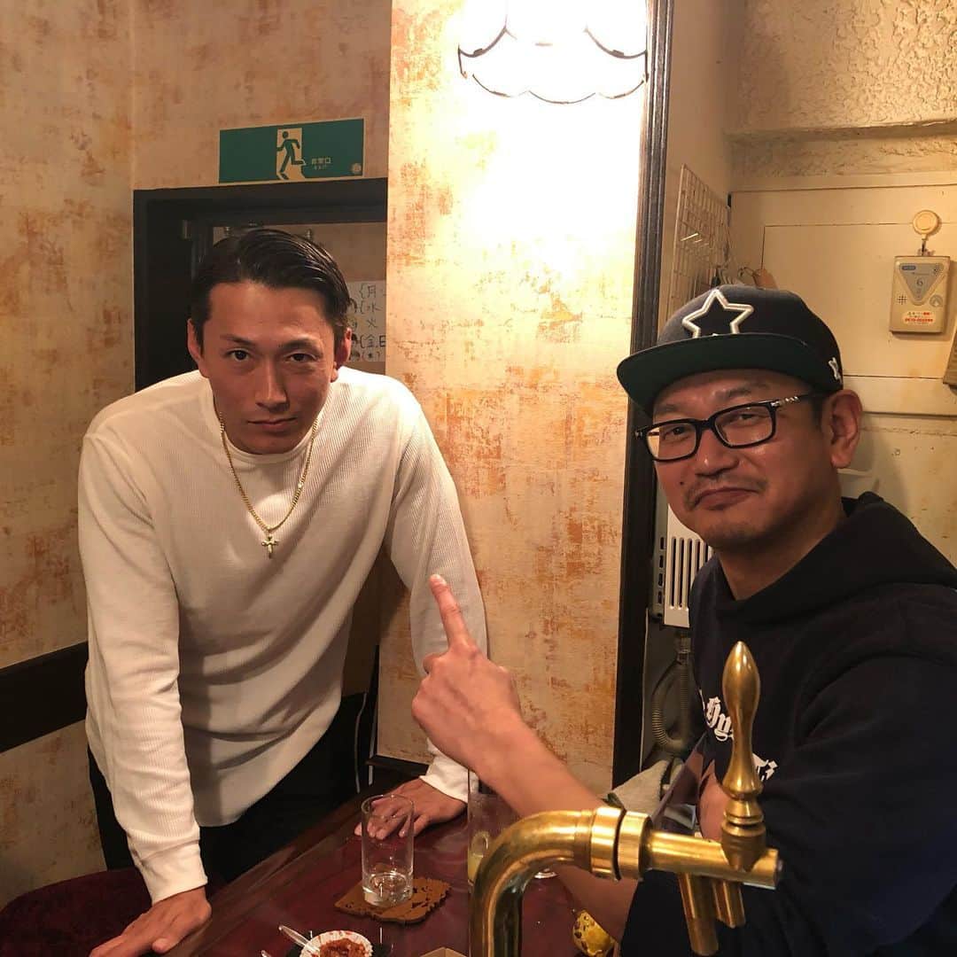 島津健太郎さんのインスタグラム写真 島津健太郎instagram コワモテの男3人がずっと睨んきでる なんだろ と思って見てたらこっちに歩いてきた ヤバイかな と思って立ち上がったら シュッ と手を出してきて アウトレイジ観ました トイレの