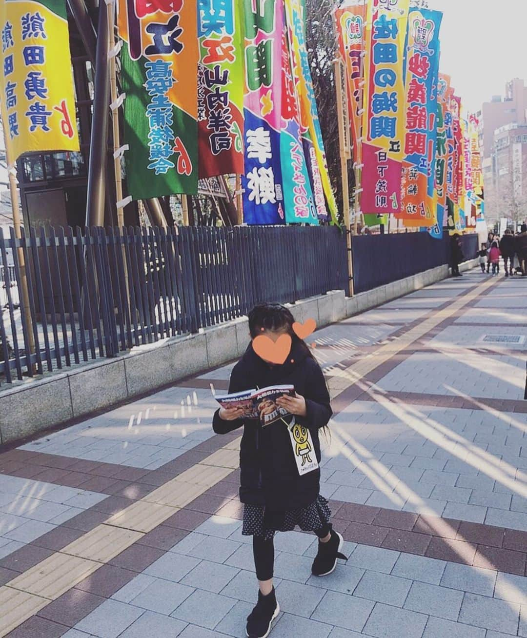 森本さやかさんのインスタグラム写真 - (森本さやかInstagram)「ちゃんと前を見て歩きましょう。 歩き力士名鑑禁止ー！笑  #力士名鑑 に夢中 #スー女6歳  #相撲女子  #愛読書  #初場所  #一月場所  #東京場所  #両国駅  #2020 #謹賀新年  #sumoday #sumo」1月13日 12時30分 - sayakamorimoto1011