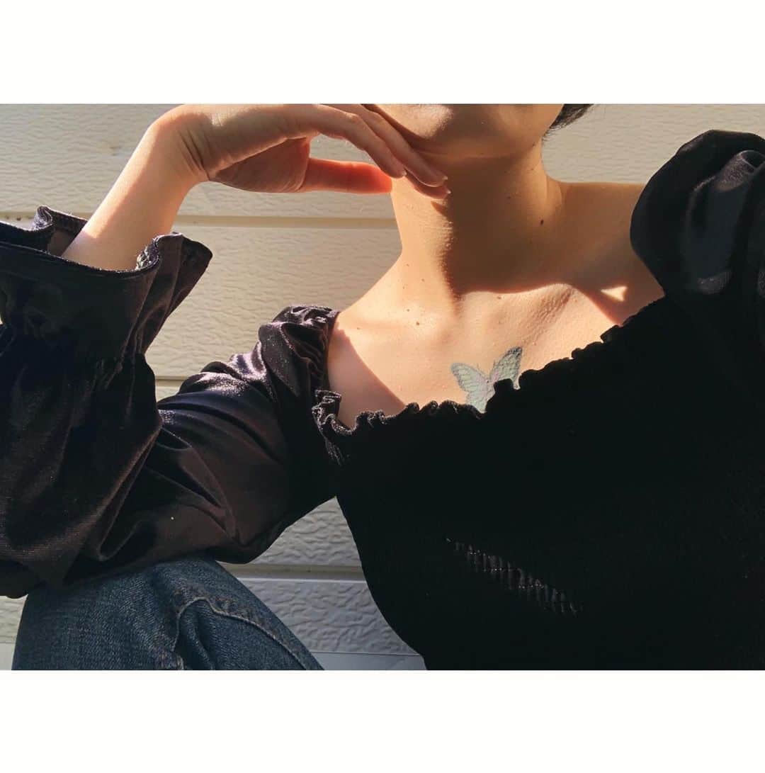 岡奈なな子（おかなちゃん）さんのインスタグラム写真 - (岡奈なな子（おかなちゃん）Instagram)「今世紀最大の敵:ベロア素材につくジャケットの繊維。」1月13日 12時49分 - okanananako_
