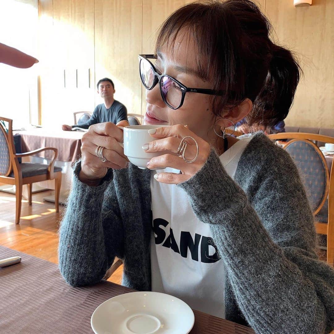 NANAさんのインスタグラム写真 - (NANAInstagram)「今日はずっと楽しみにしてた鎌プリのランチビュッフェに🥩🦀🍍☕️🍰🧁🍨 ☆ 年末旅行が急遽行けなくなったからまる子の模試が終わったタイミングで美味しいもん食べに行こうと🤤👌 ☆ ☆ ローストビーフにカニにイチゴ三昧😍まる子カニ嫌いだけどむくのが楽しいと永遠にむいてくれました😅 ☆ お天気で気持ちーし最高😚👍💖 でも前ほど甘い物にそそられないんだよなー🤔 ☆ ひなせはノリノリで甘い物エンドレスで食べてました😂 ☆ もう視力が落ちまくっててメガネ生活始めたらやっぱり世界が違うわ😅 ☆ ☆ #姉妹#贅沢ランチ#ランチビュッフェ#鎌倉プリンスホテル#大切な時間#七里ヶ浜#鎌倉#kamakura#lunch#ローストビーフ#蟹#イチゴビュッフェ」1月13日 12時49分 - nana1977hs
