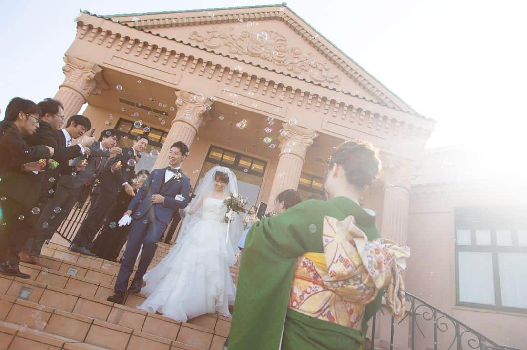 福井結婚式 ヴィラグランディス福井さんのインスタグラム写真 - (福井結婚式 ヴィラグランディス福井Instagram)「挙式後のセレモニー﻿ #バブルシャワー に包まれて💓﻿ ﻿ 虹色にキラキラ輝くシャボン玉が﻿ とても綺麗です✨🌈🌈 ﻿ ﻿ #villagrandis #villagrandis福井 #ヴィラグランディス #ヴィラグランディス福井 #ヴィラ嫁 #ヴィラ婚 #福井花嫁 #福井結婚式 #福井ゲストハウス #プレ花嫁 #プレ花嫁さんと繋がりたい #プレ花嫁サポート #結婚式レポ #ウェディングレポ #marry #marry花嫁 #フラワーシャワー #バブルシャワー」1月13日 12時44分 - villagrandis_fukui