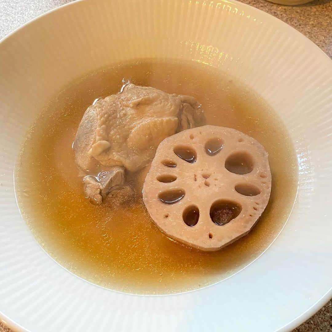 野間美由紀のインスタグラム：「レンコンと鳥もも肉のスープ作りました。優しい味です。 レンコンが大きくて（鍋も大きめで）ちょっと水が多めだったかもしれません。」