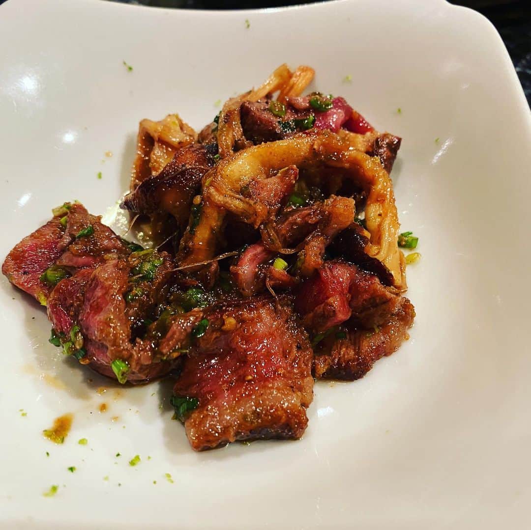 のインスタグラム：「本番終わって舞監チームと演出チームで焼き肉。 名古屋に来ると必ず来る泰久館。 マスターのこだわり満載の肉はいつも絶品！  その後ヒデシ行きつけの日本で3本の指に入るBARへ。 最高のカクテルとbirthdayドリンクも頂きました。 ありがとうございます！ tourも残すところあと少し、最後まで誰一人怪我なく最高のLiveが届けられる様気を抜かず頑張ります！  2020もよろしくお願いします！」