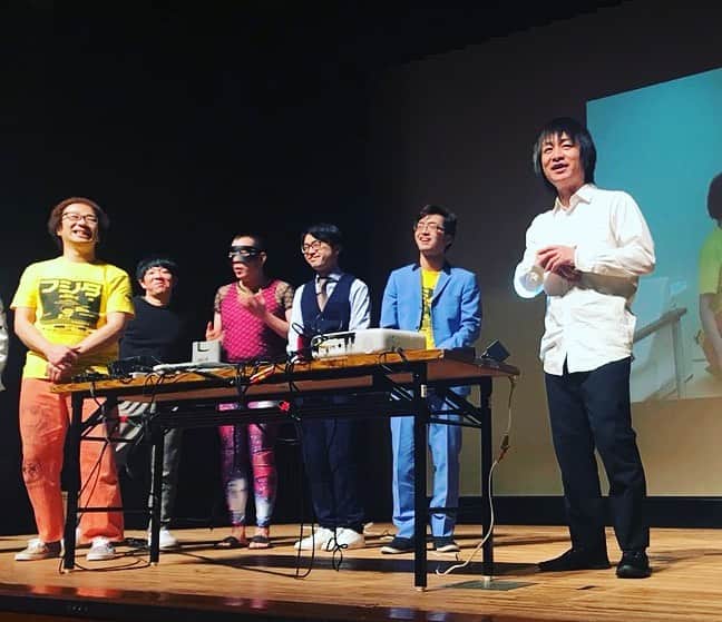 のインスタグラム：「いつの間にか小ホールでやるくらい大きなライブになってた。。フジタ、恐るべし。新しくプレイするファミカセのことを「新ネタ」と呼んでた。あと、スーパーマリオを凄技プレイしながら「素人はここで…素人だったらこう…」とか言ってたけど、マリオにプロはいない。 #ファミコン #フジタ」