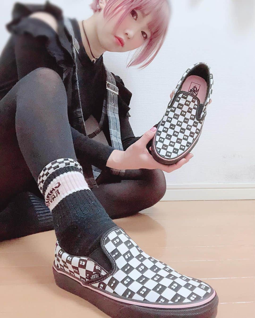 RINGOのインスタグラム：「💗💗💗 new one🎁✨ finally I got these shoes from my friend that be in Las Vegas💖✨ thank you😊💖 • • #vans #lazyoaf #sneakers #スニーカー女子 #キモ撮り #candystripper • • #凛子ーでぃねいと」