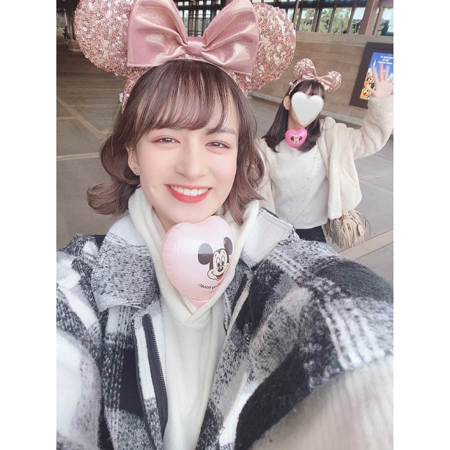 山出愛子さんのインスタグラム写真 - (山出愛子Instagram)「最近発売された手持ちバルーン🤍  手に持ってられなくて ずっと洋服に突っ込んでたら 知らない人に何度もツッコまれた笑  友達と夢の国🌎 楽しかったなぁ💖  #disneysea #disney #disneygram #ディズニーシー #ディズニーコーデ #ディズニー #手持ちバルーン #バルーン #balloon #ballons」1月13日 13時06分 - aiko_yamaide