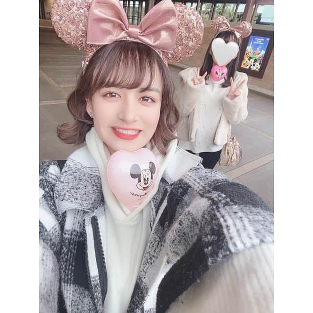 山出愛子さんのインスタグラム写真 - (山出愛子Instagram)「最近発売された手持ちバルーン🤍  手に持ってられなくて ずっと洋服に突っ込んでたら 知らない人に何度もツッコまれた笑  友達と夢の国🌎 楽しかったなぁ💖  #disneysea #disney #disneygram #ディズニーシー #ディズニーコーデ #ディズニー #手持ちバルーン #バルーン #balloon #ballons」1月13日 13時06分 - aiko_yamaide