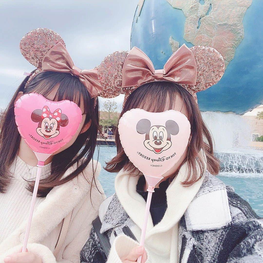 山出愛子のインスタグラム：「最近発売された手持ちバルーン🤍  手に持ってられなくて ずっと洋服に突っ込んでたら 知らない人に何度もツッコまれた笑  友達と夢の国🌎 楽しかったなぁ💖  #disneysea #disney #disneygram #ディズニーシー #ディズニーコーデ #ディズニー #手持ちバルーン #バルーン #balloon #ballons」